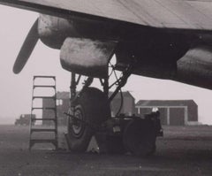 Avro Lancaster Bomber AU-Q siendo bombardeado fotografía de prensa original años 40