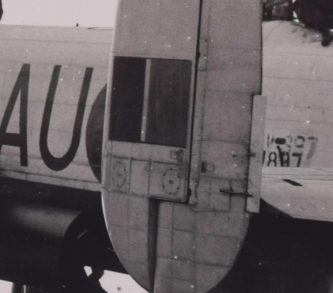 Avro Lancaster - Bomber AU-Q bombé - Photographie de presse originale des années 1940 en vente 2