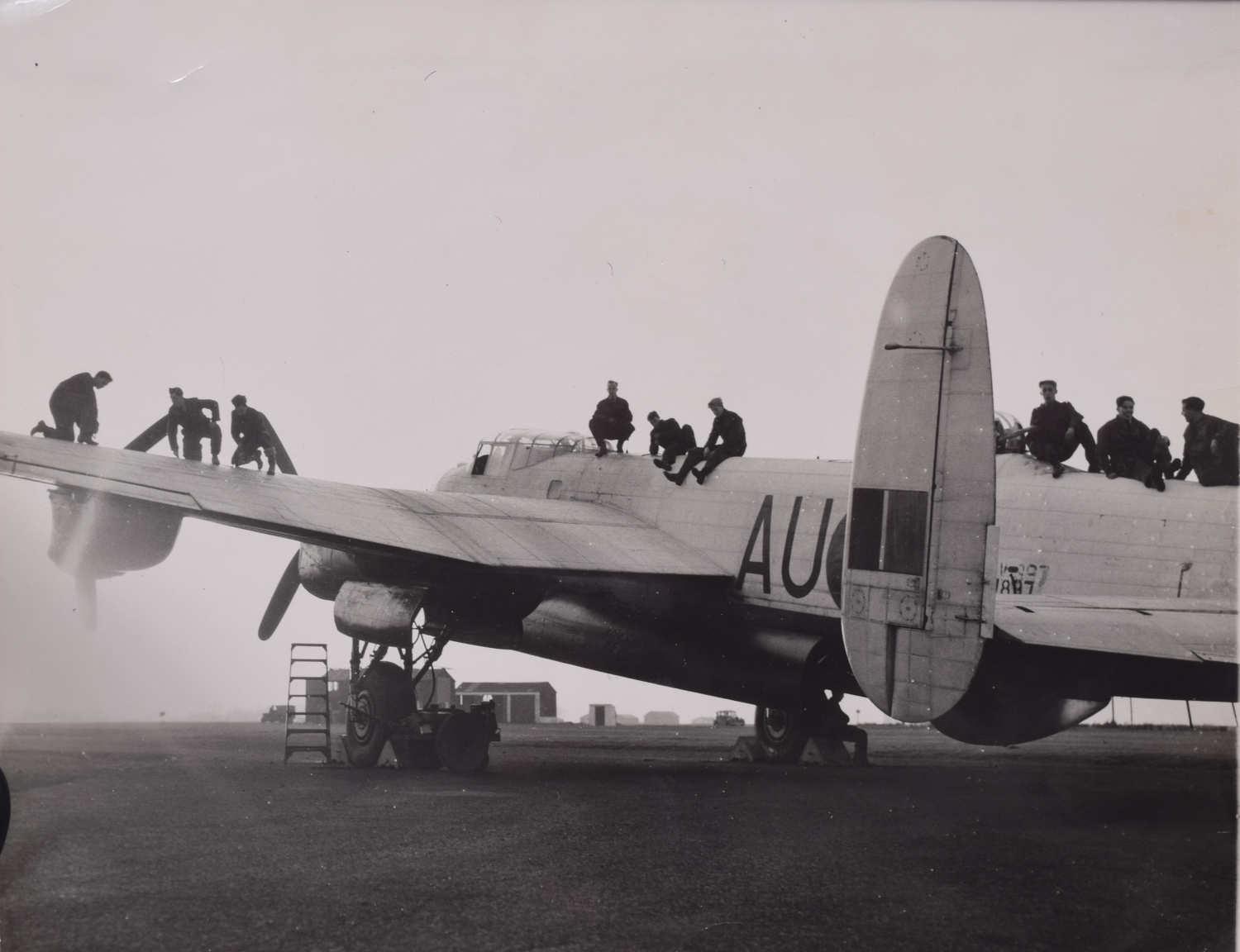 Unknown Black and White Photograph – Avro Lancaster Bomber AU-Q, abgebohrt, Original Pressefotografie 1940er Jahre