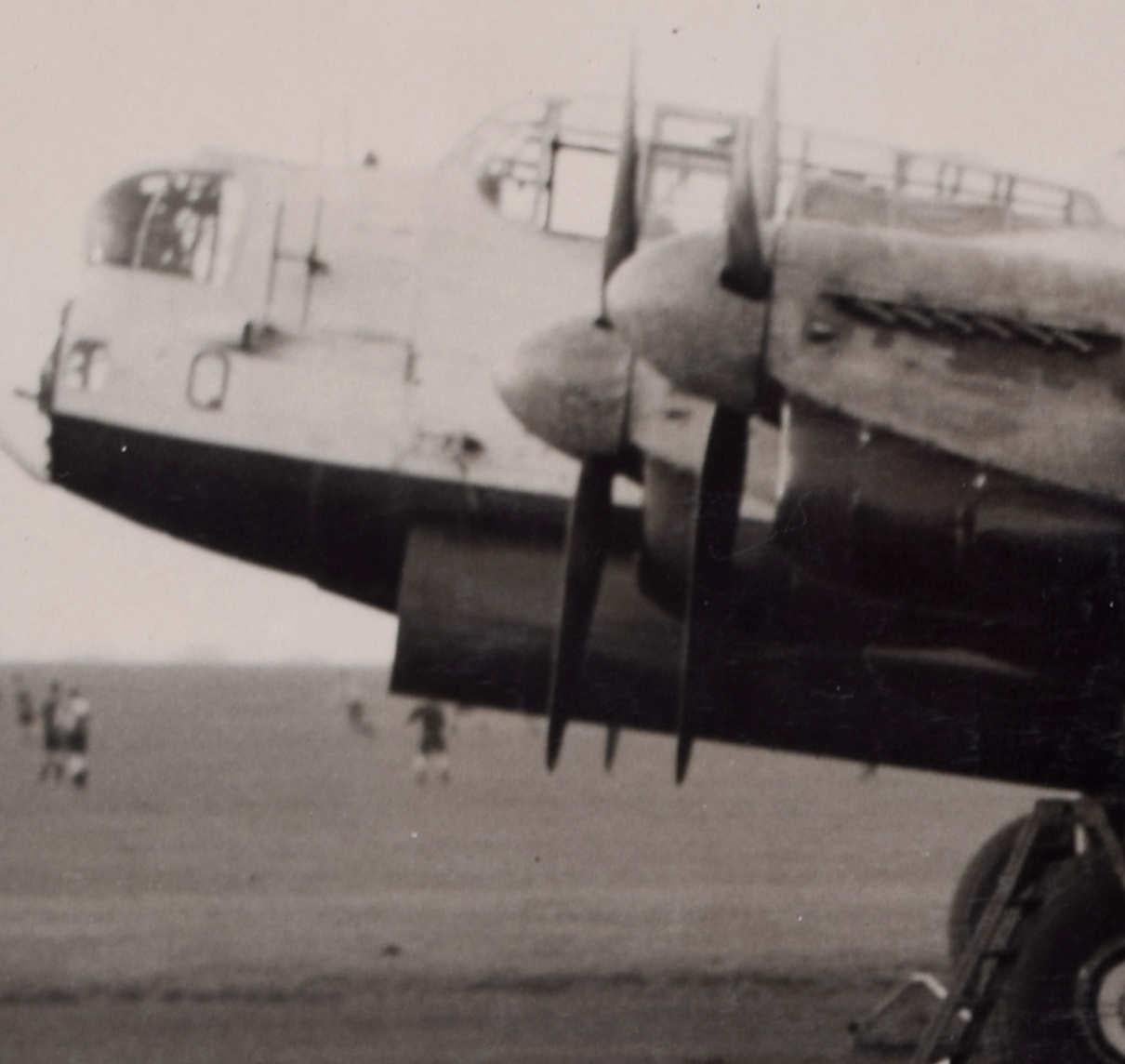 Avro Lancaster Bomber AU-Q, Bomber beim Laden von Bomben, Original Pressefotografie, 1940er Jahre im Angebot 1