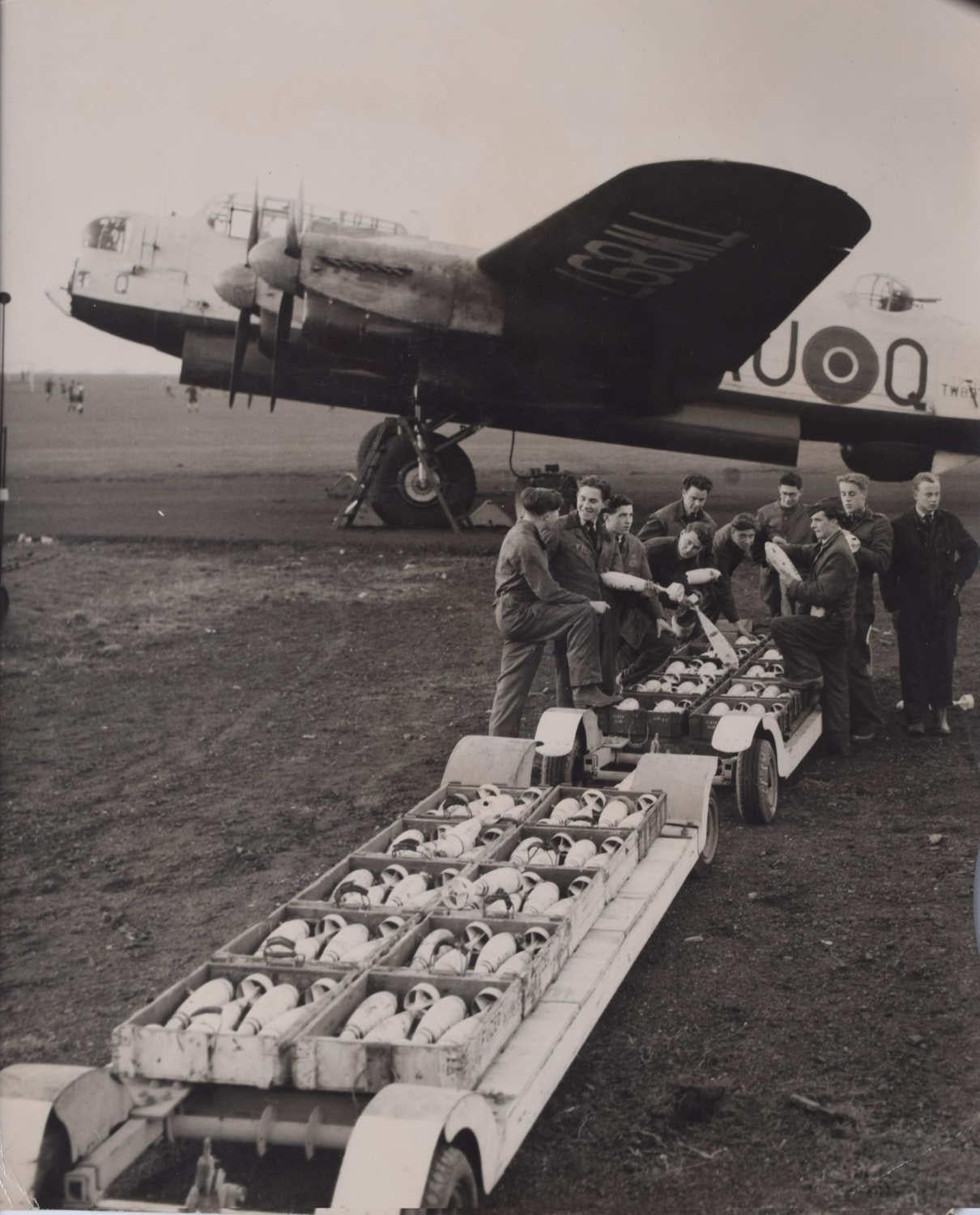 Unknown Black and White Photograph – Avro Lancaster Bomber AU-Q, Bomber beim Laden von Bomben, Original Pressefotografie, 1940er Jahre