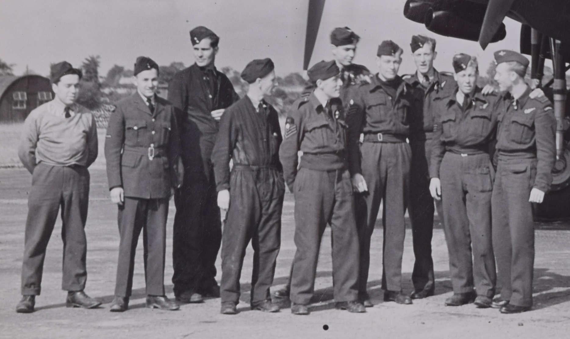 Avro Lancaster Bomber DS689 - Photographie originale à la gélatine argentique de 1943 ajustée en vente 2