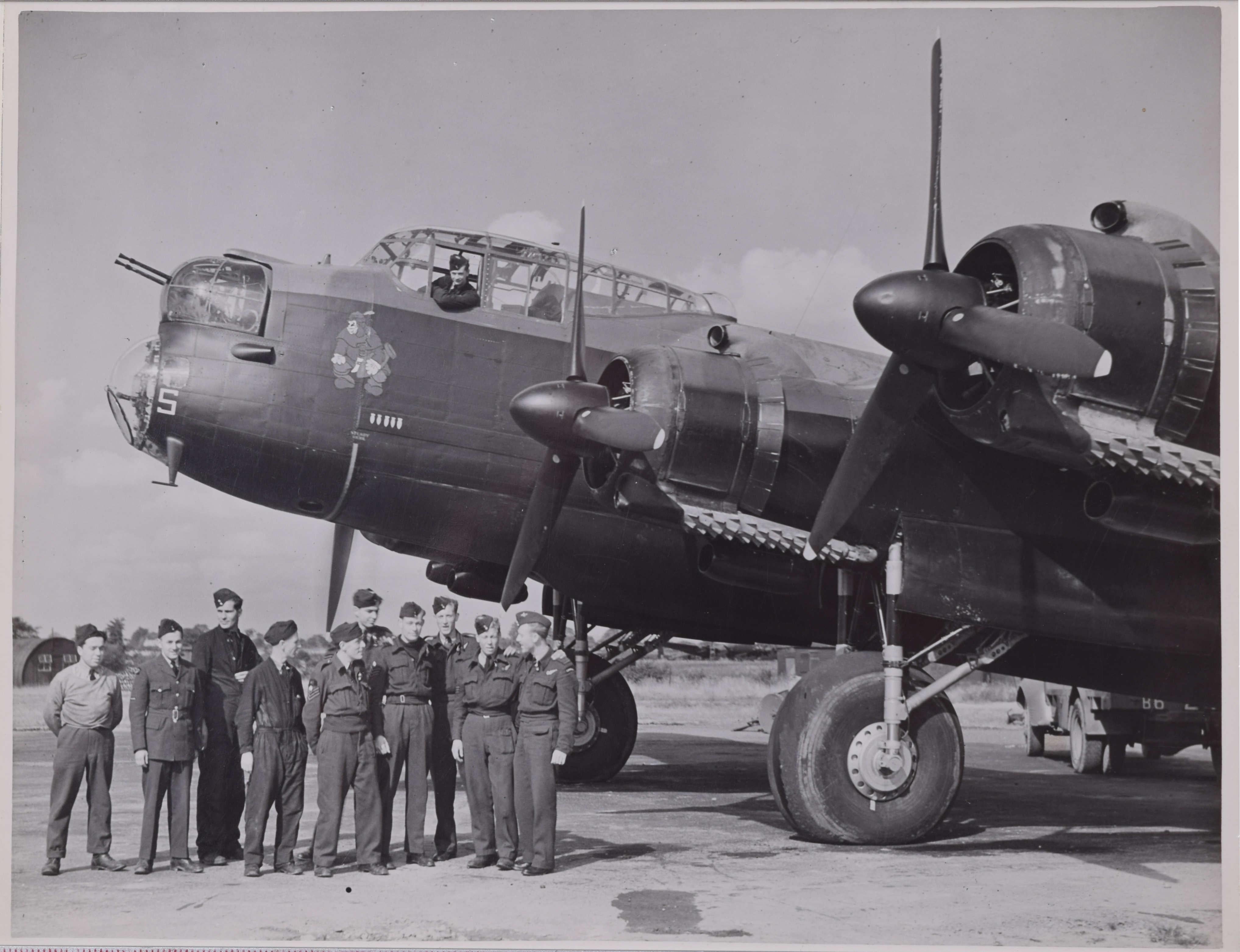 Black and White Photograph Unknown - Avro Lancaster Bomber DS689 - Photographie originale à la gélatine argentique de 1943 ajustée