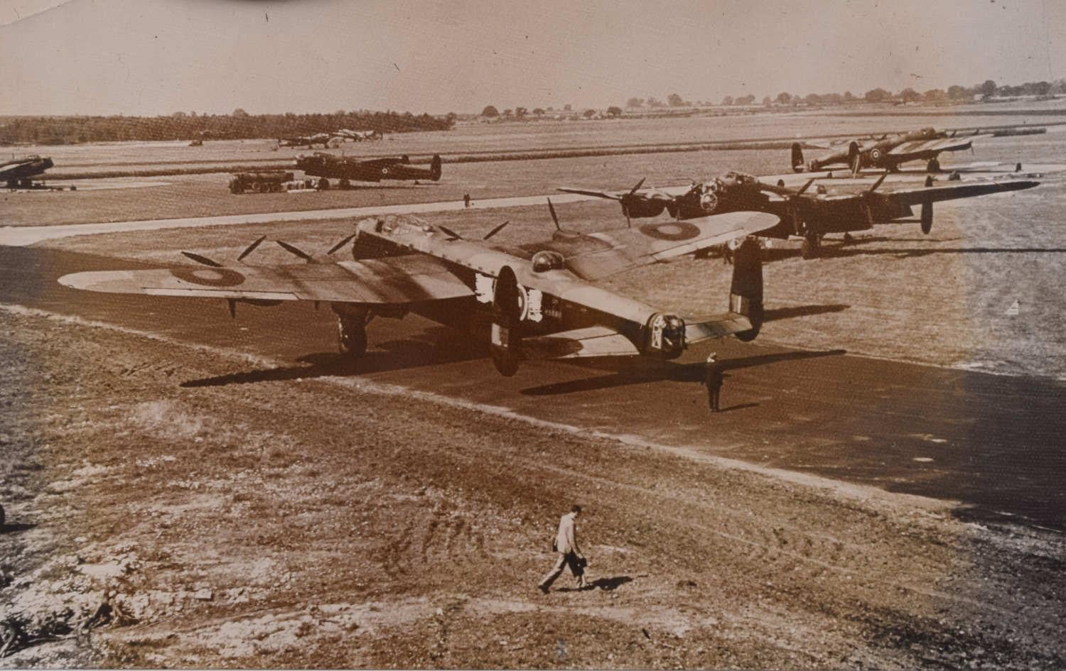 Black and White Photograph Unknown - Avro Lancaster Bomber VN-N R5689 photographie de presse originale de 1942 pour Aeroplane