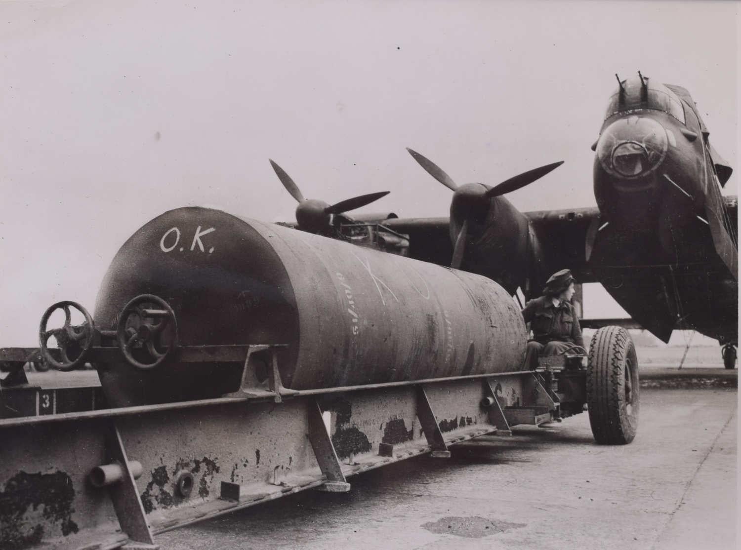 Unknown Black and White Photograph – Avro Lancaster Bomber mit 8000lb Cookies-Bomber, Original Pressefotografie 1943