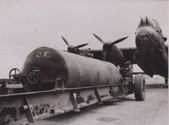 Avro Lancaster Bomber with 8000lb cookie bomb original press photograph 1943
