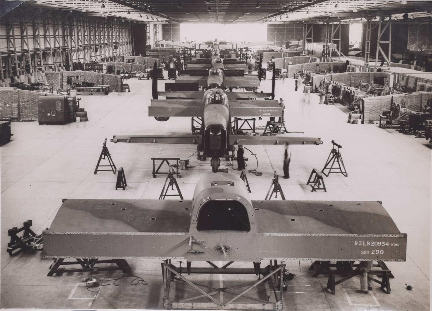 Black and White Photograph Unknown - Avro Lancaster Bombers in Factory - Photographie originale de presse à la gélatine argentique de 1942 