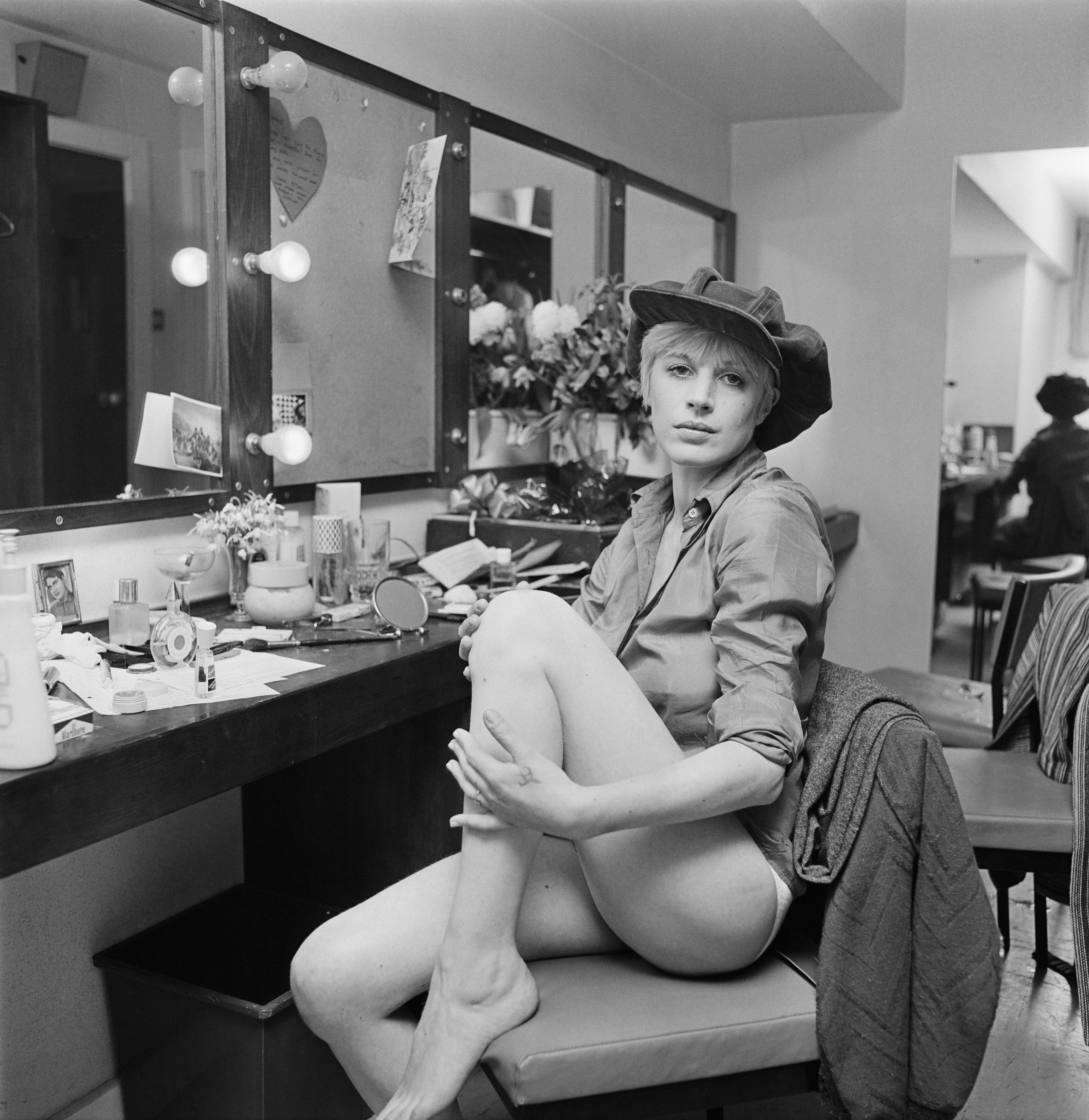 Black and White Photograph Unknown - Backstage Faithfull (1974) - Impression gélatine argentique en fibre de verre