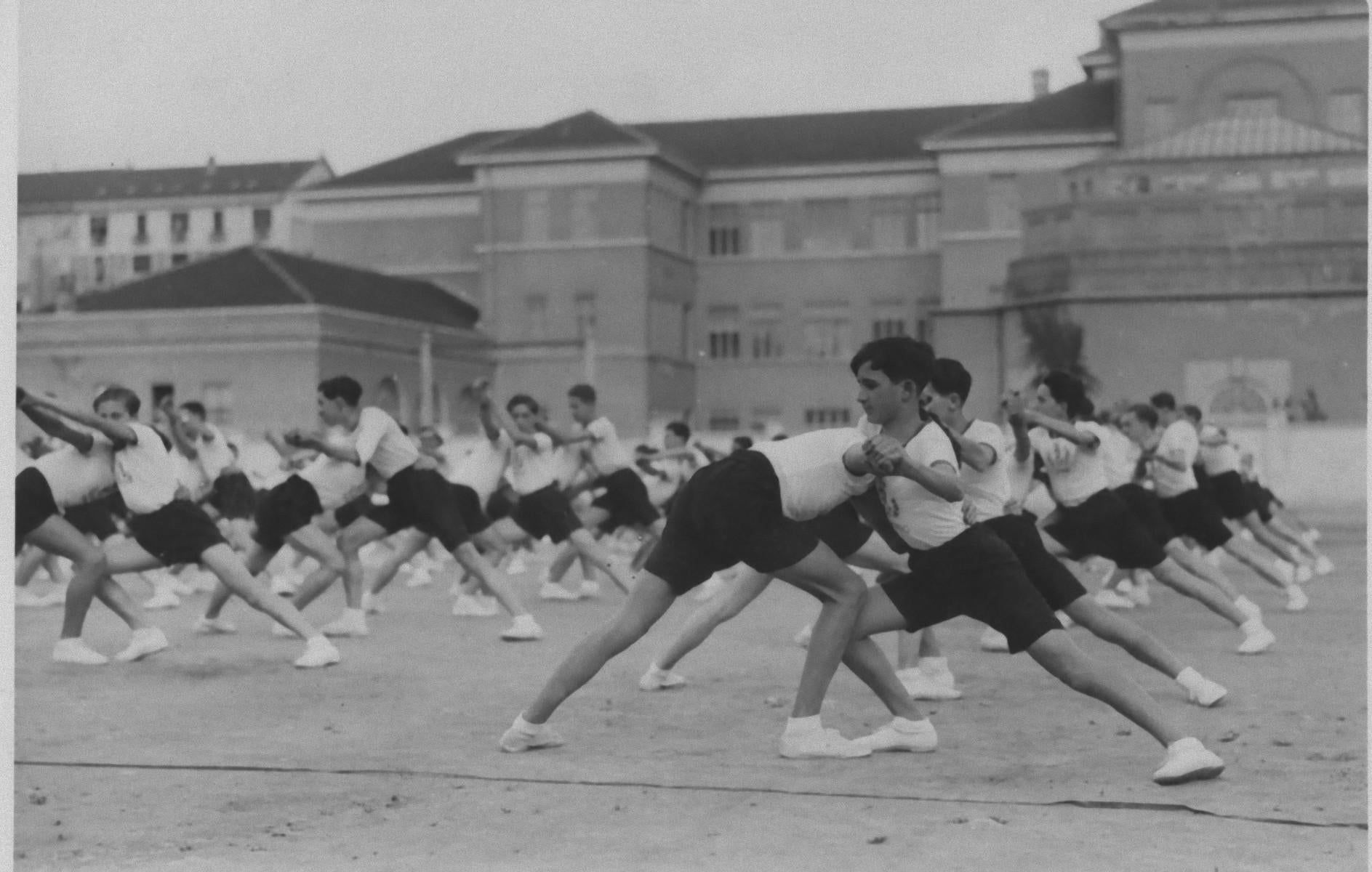 Unknown Figurative Photograph – Balilla Boys Training während des Fascismus - Vintage b/w Foto - 1934 c.a.