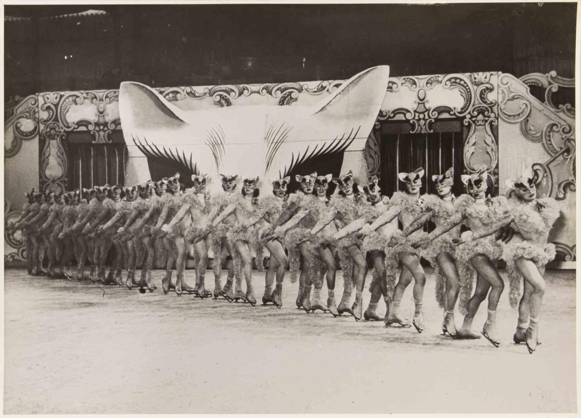Unknown Portrait Photograph – Ballett auf Eis-Skates - Vintage-Fotografie - 1950er Jahre