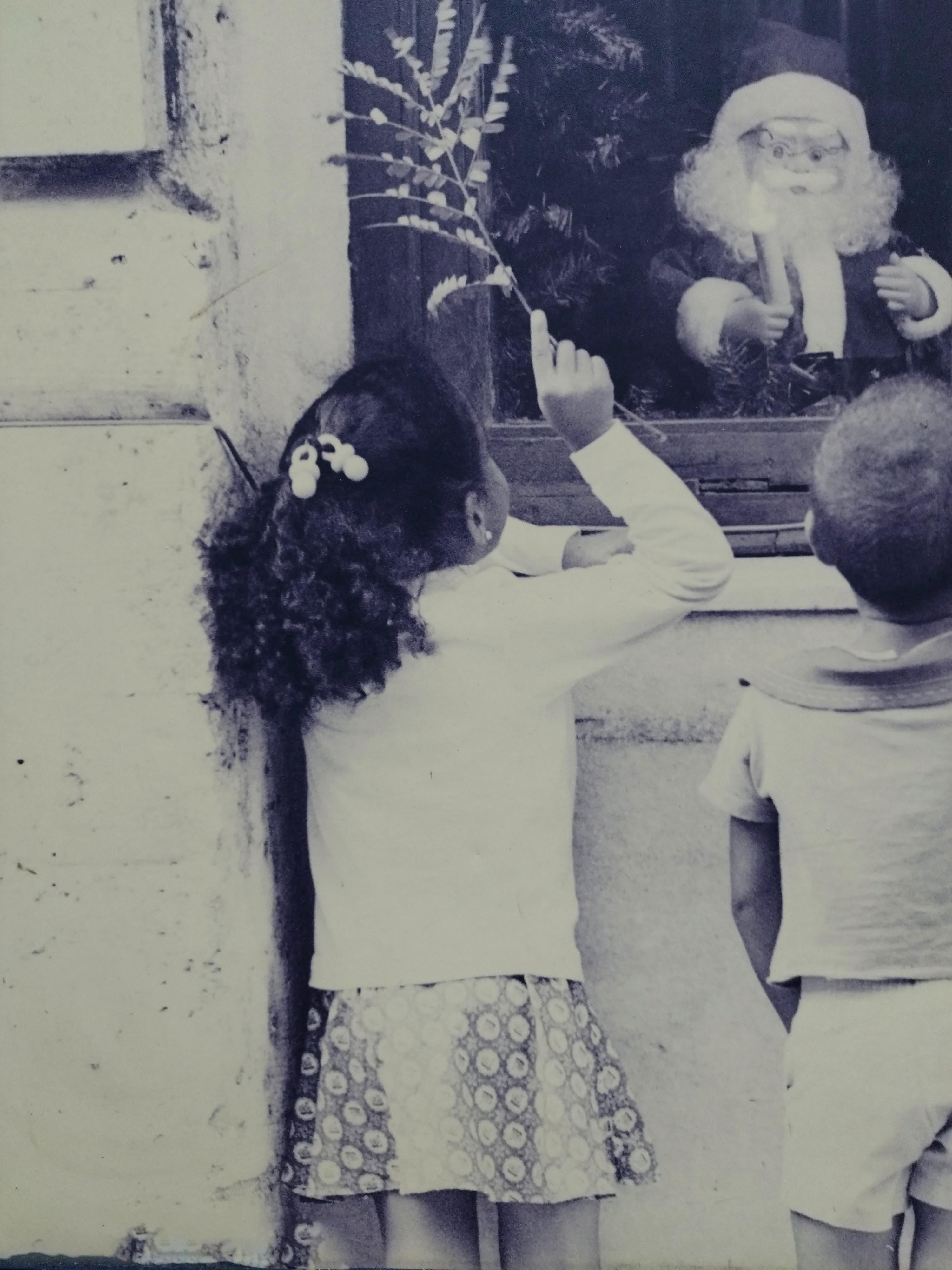 LES ENFANTS ET NOËL - Photographie en noir et blanc sur papier baryté en vente 3