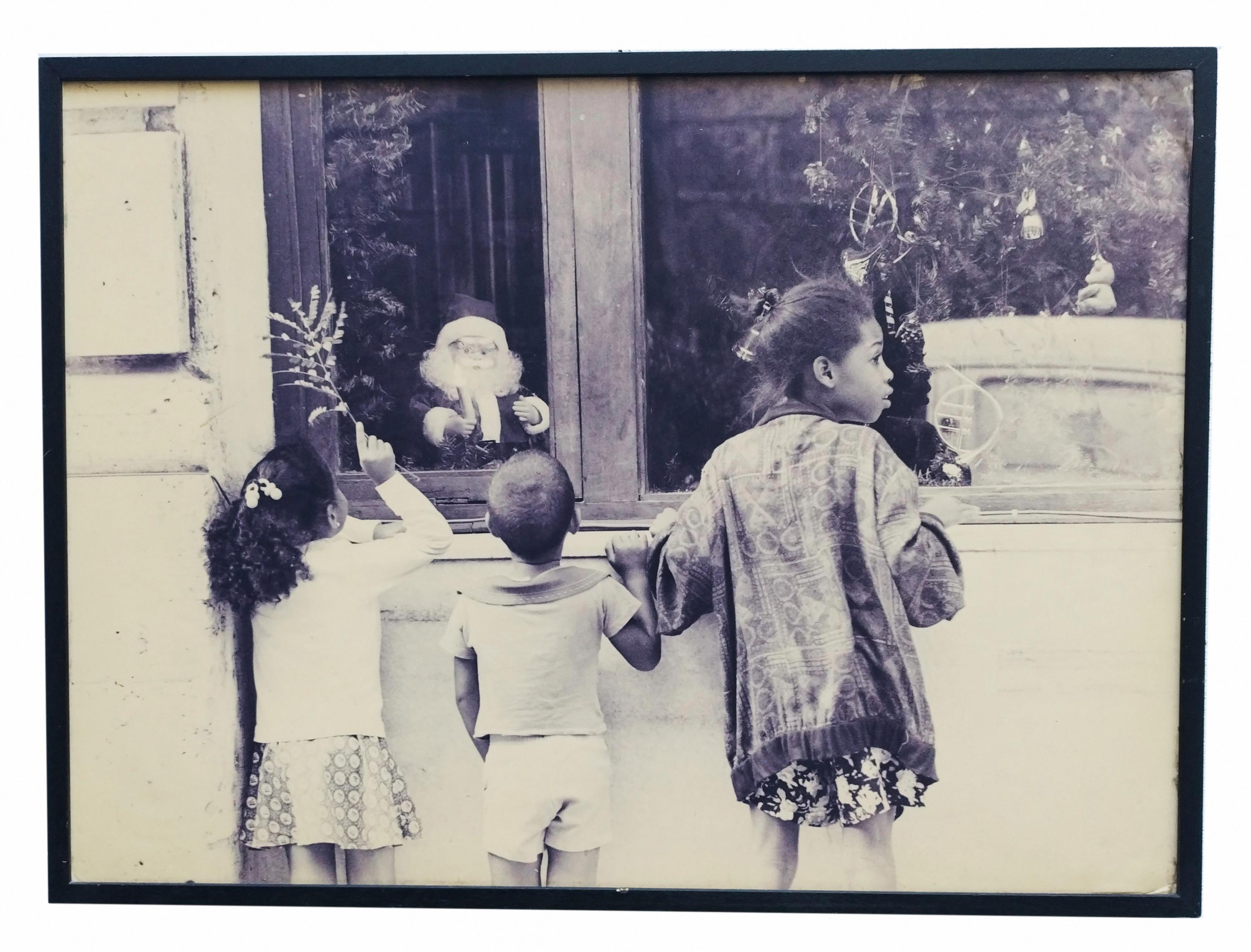 Unknown Black and White Photograph – CHILDREN AND CHRISTMAS - Schwarz-Weiß-Fotografie auf Barytpapier
