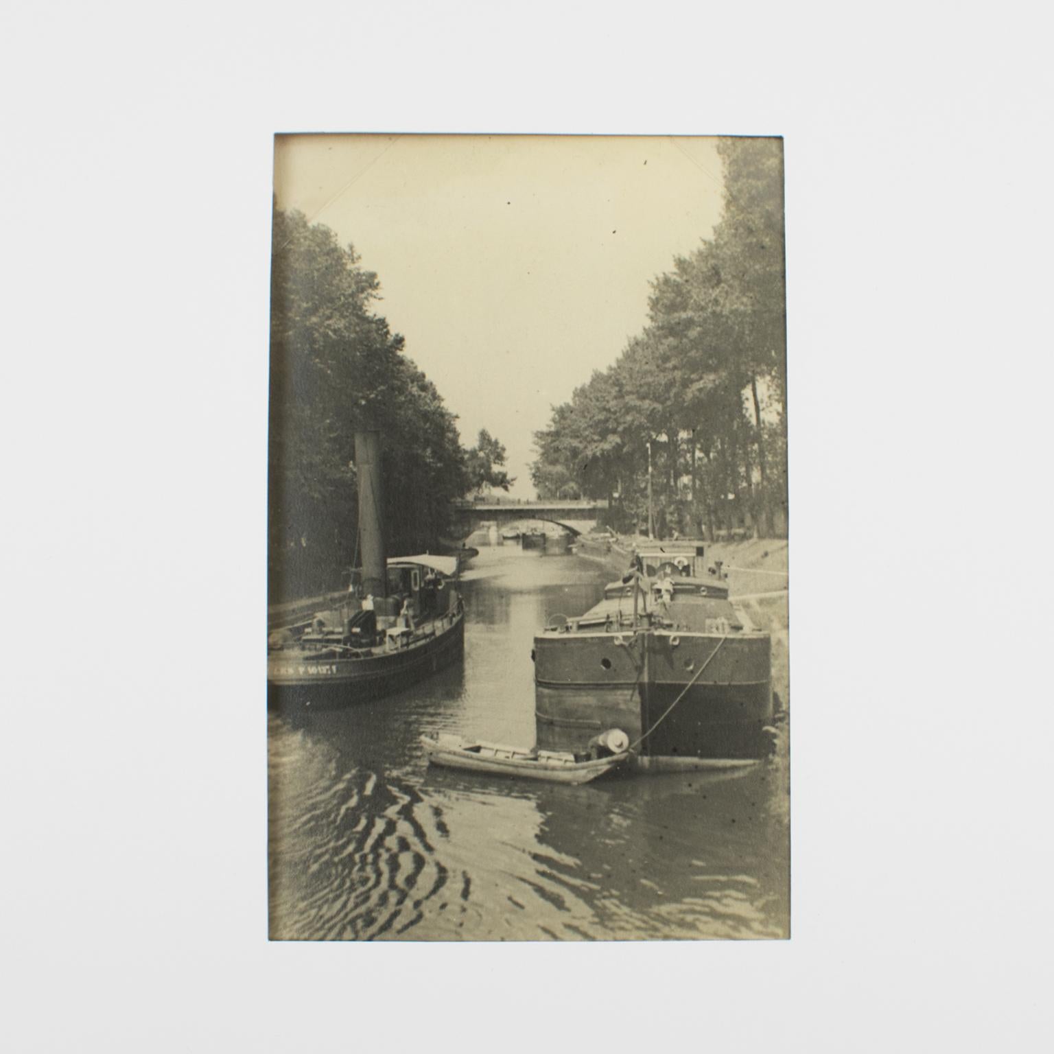 Barge Boats près de Paris, France 1926, photographie en gélatine argentique noire et blanche - Photograph de Unknown