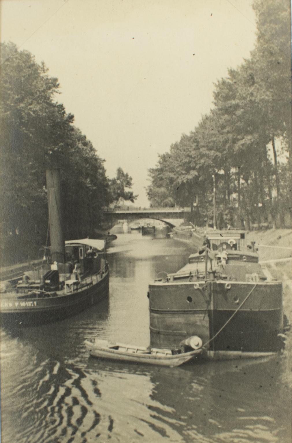 Un'originale fotografia in bianco e nero alla gelatina d'argento, unica nel suo genere. Nel sobborgo orientale di Parigi, in Francia, nel giugno del 1926. 
Una vista del canale con le sue chiatte a Charenton le Pont, un sobborgo orientale di Parigi,
