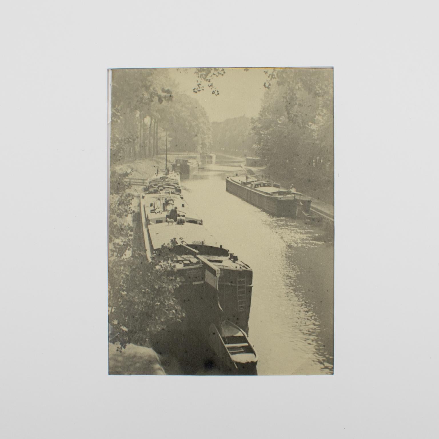 Barcazas en el río Sena, cerca de París, 1926 - Fotografía en gelatina de plata B y W - Photograph de Unknown
