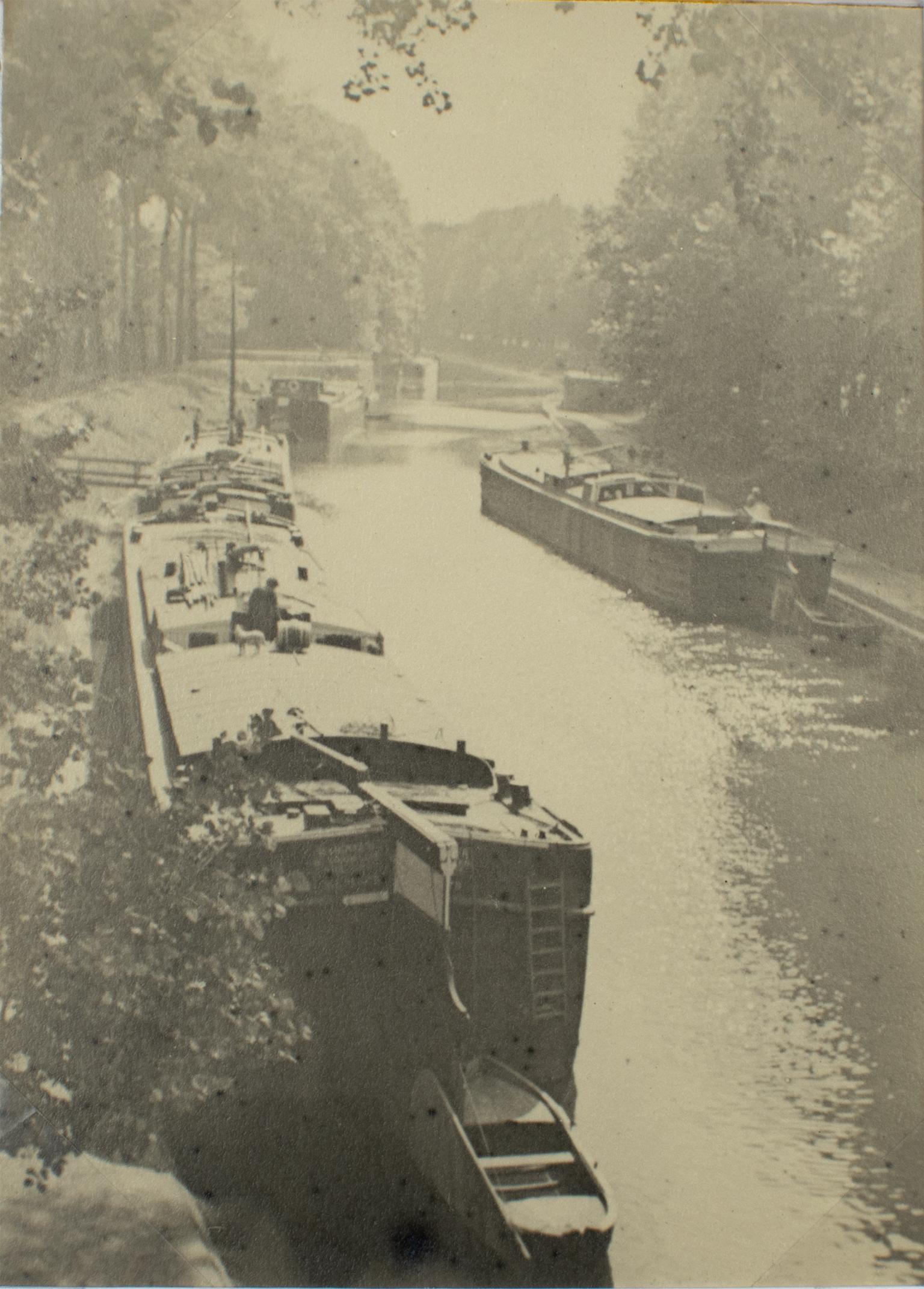 Barges am Seine-Fluss in der Nähe von Paris, 1926 – Silber-Gelatine-B und W-Fotografie