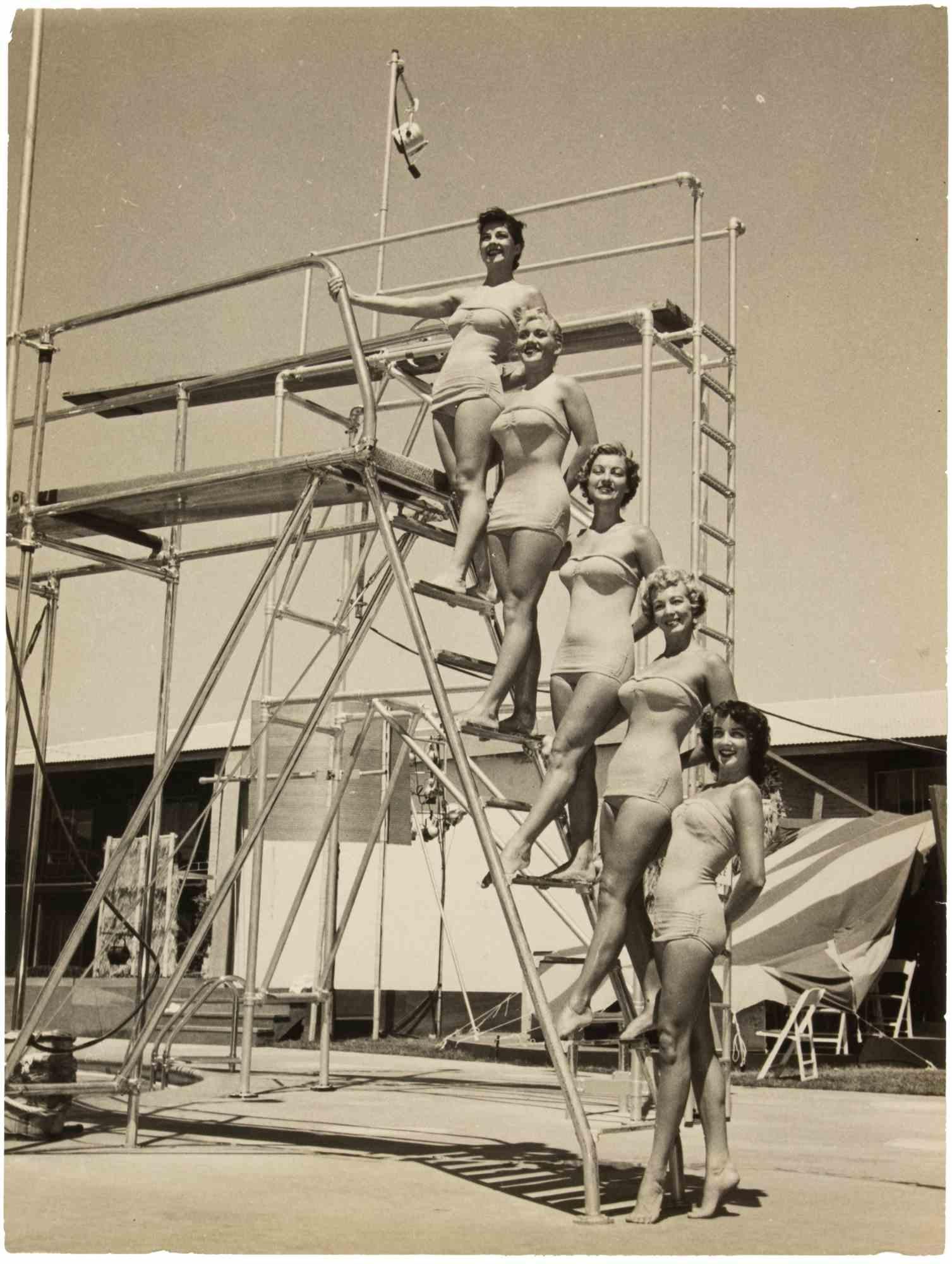 Figurative Photograph de Unknown - Belleza en el baño años 50 - Fotografía de época - 1950
