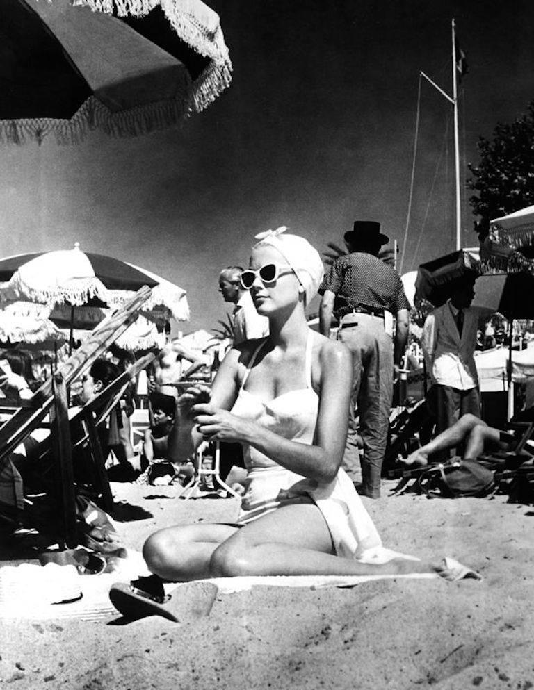 Unknown Black and White Photograph – Kelly „Beach Babe Grace“ Kelly am Set 