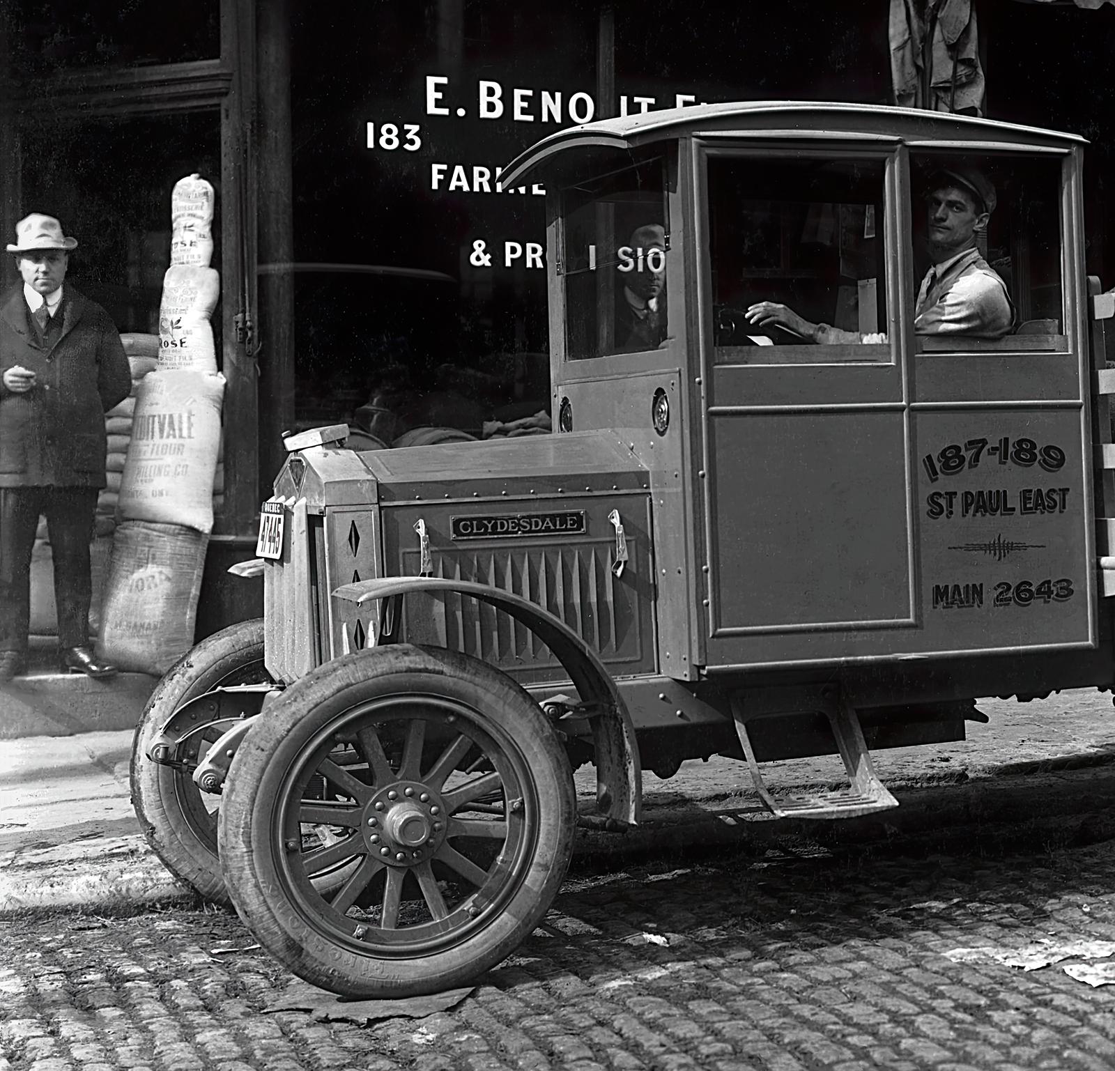 Benoit Fils – Archivalischer Kunstdruck, Schwarzweiß, Montreal, Clydesdale truck – Photograph von Unknown