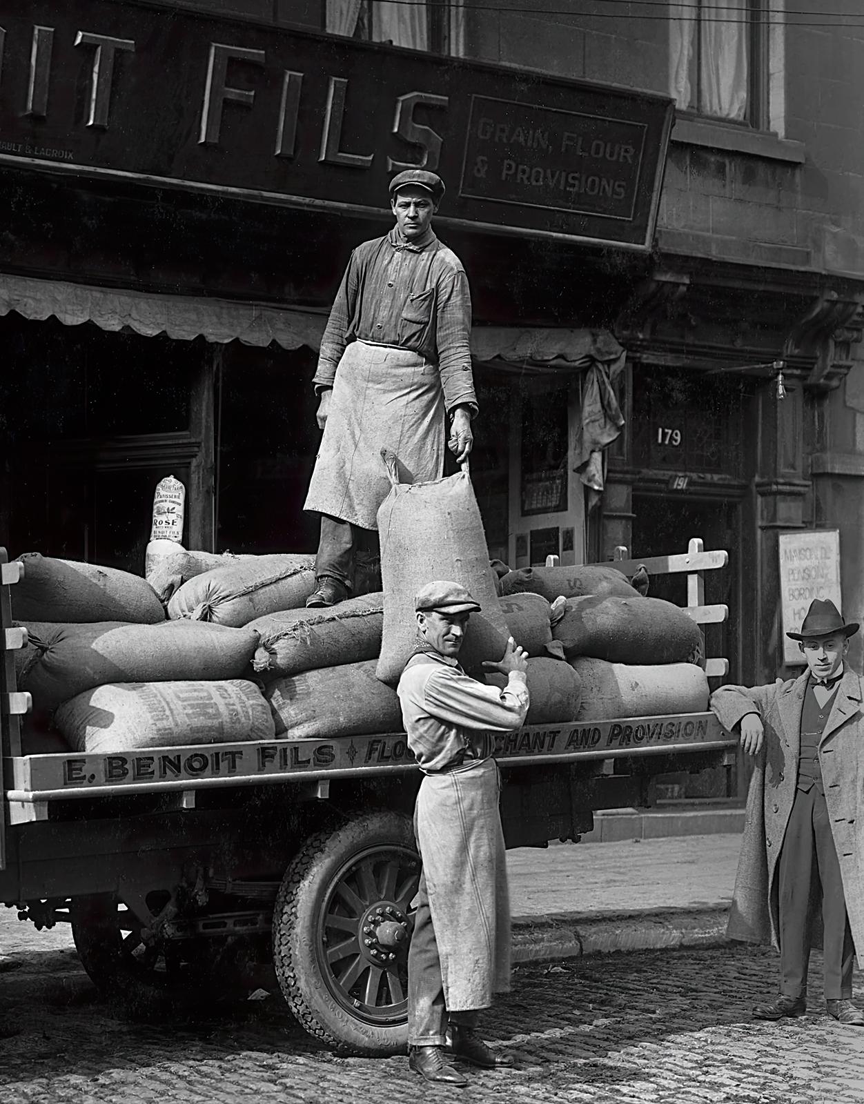 Benoit Fils – Archivalischer Kunstdruck, Schwarzweiß, Montreal, Clydesdale truck (Akademisch), Photograph, von Unknown