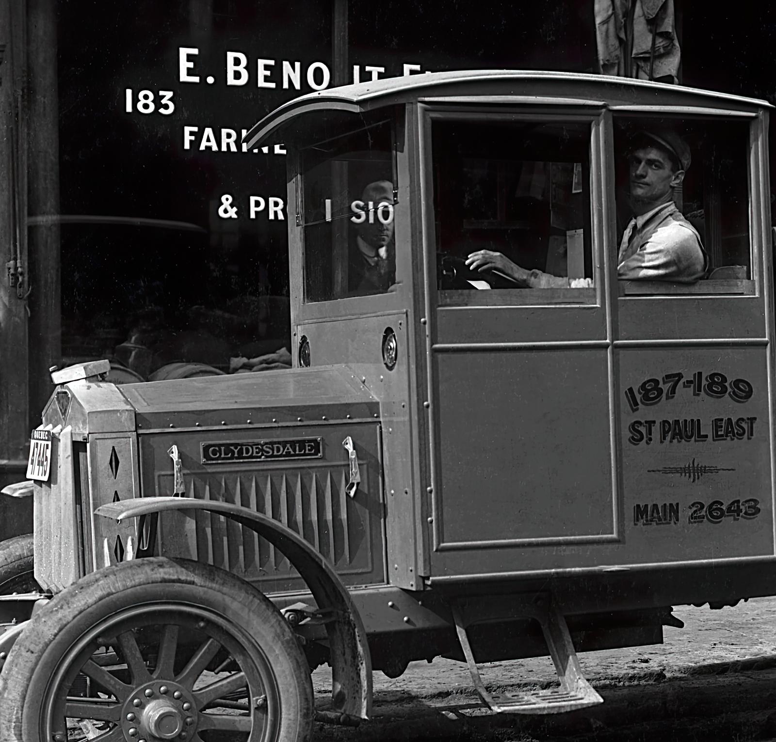 Archivpigmentdruck auf Hahnemühle Photo Rag® Baryta 315 g/m² Papier, Fotografie einer Lebensmittellieferung aus einem Geschäft für Saatgut, Mehl und Proviant in Montreal um 1920 mit dem Titel 