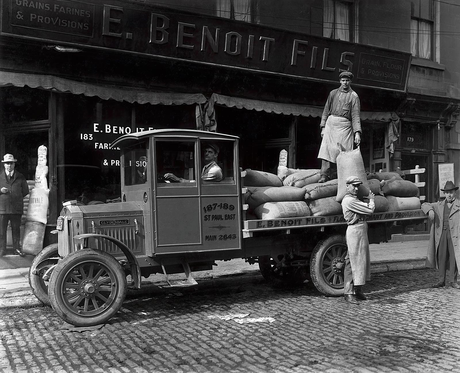 Benoit Fils – Archivalischer Kunstdruck, Schwarzweiß, Montreal, Clydesdale truck im Angebot 1