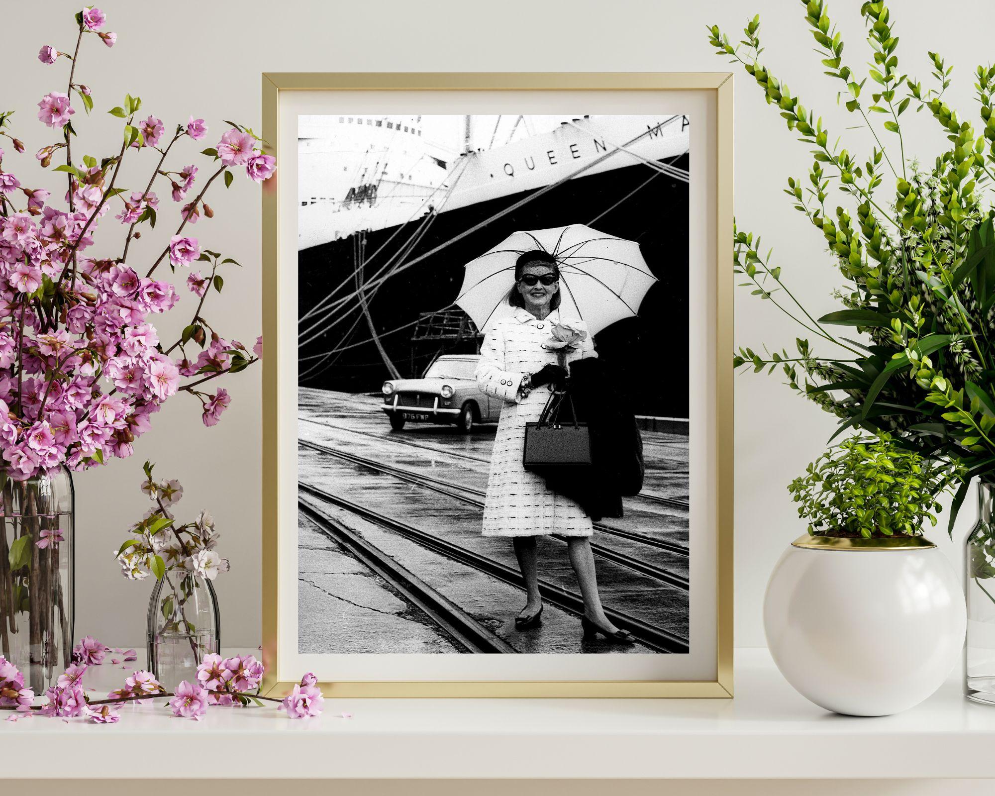 Bette Davis vor der Königin Mary – Photograph von Unknown