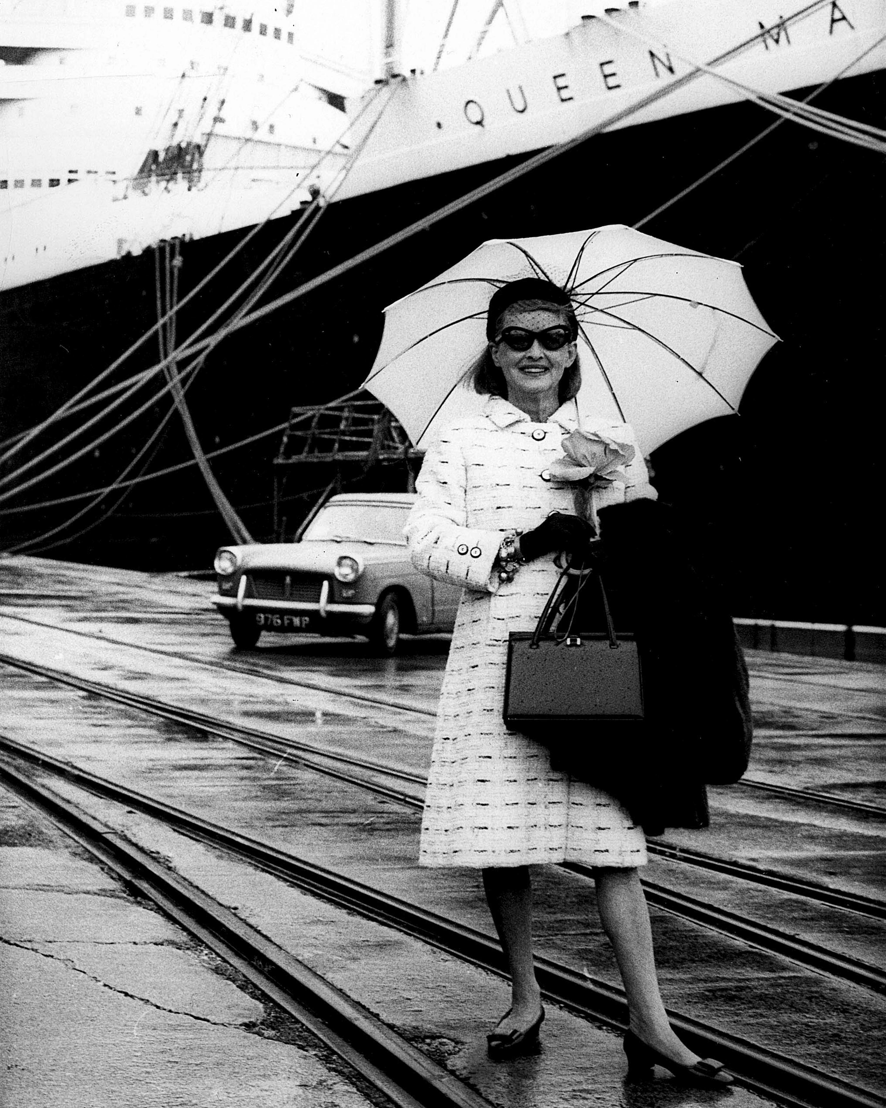 Unknown Portrait Photograph – Bette Davis vor der Königin Mary