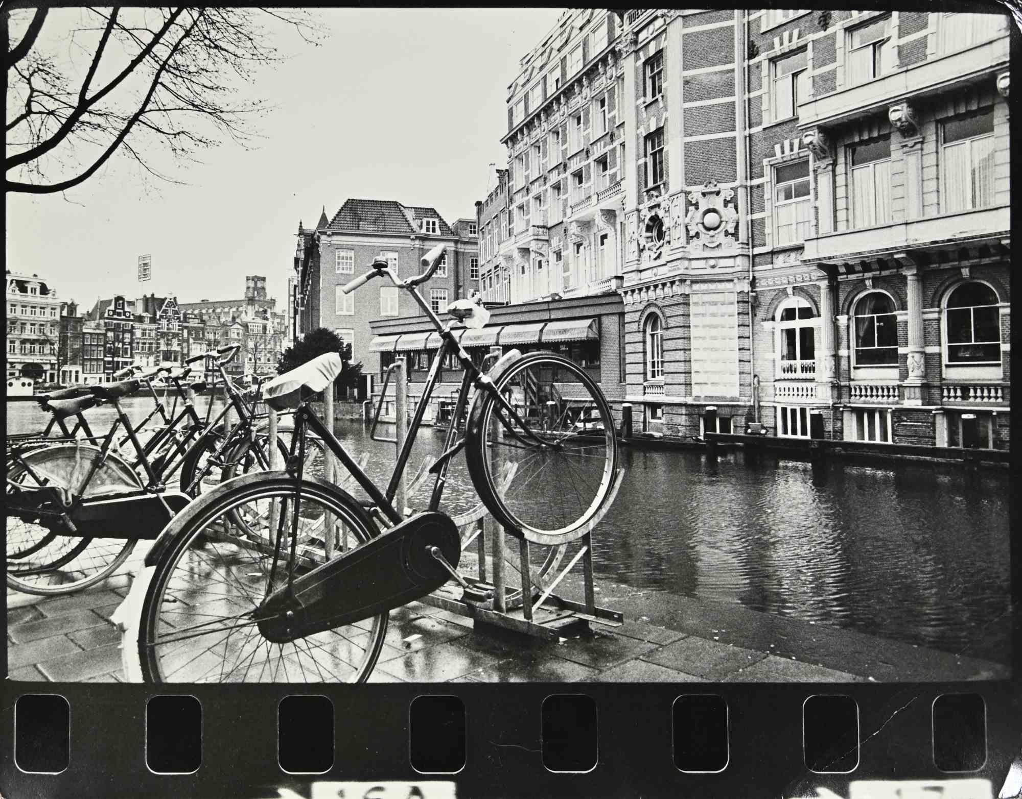 Figurative Photograph de Unknown - Bicicletas en Ámsterdam - Fotografía de época - Años 60