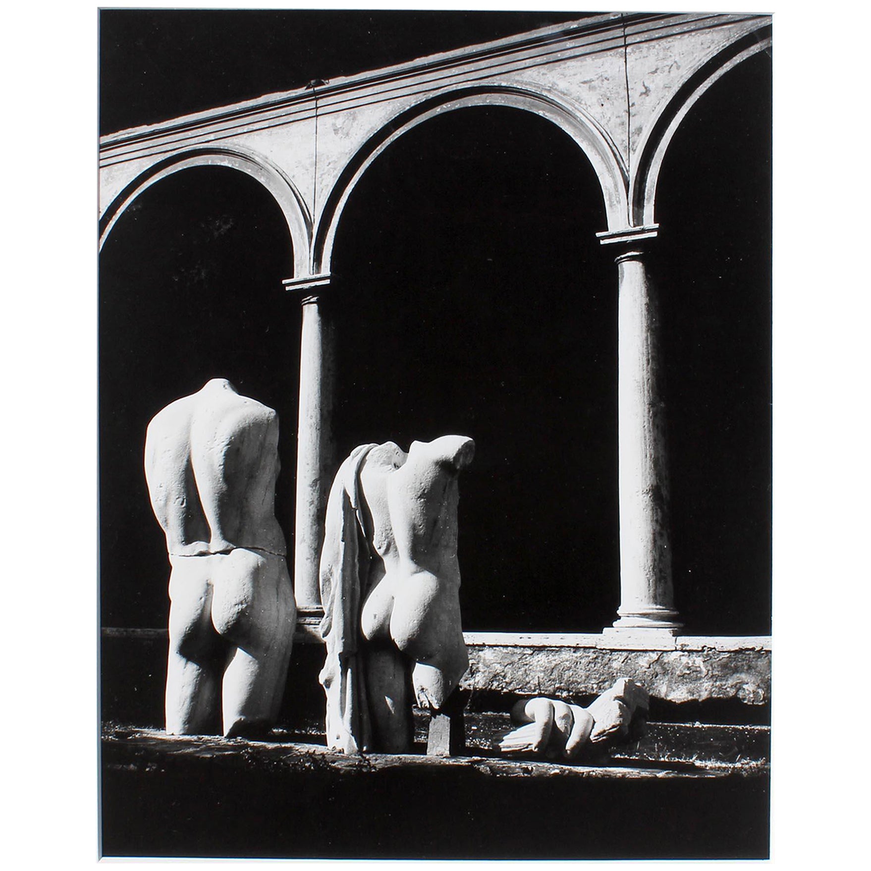 Nude Photograph Unknown - Photographies en noir et blanc de nus masculins classiques Ensemble de trois sculptures