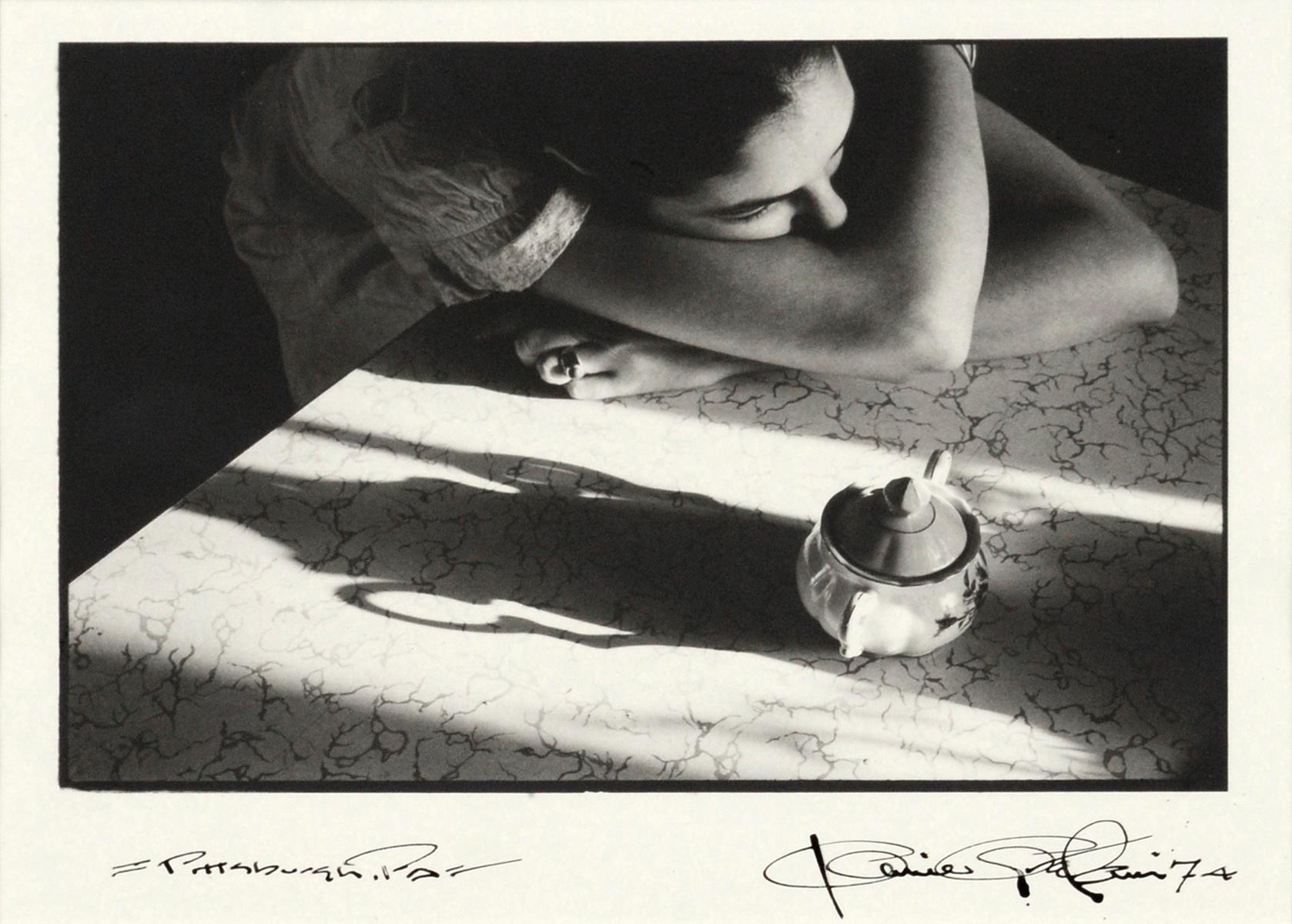Porträt einer Frau mit Teekanne, Pittsburgh, Schwarz-Weiß-Fotografie, 1970er Jahre – Photograph von Unknown