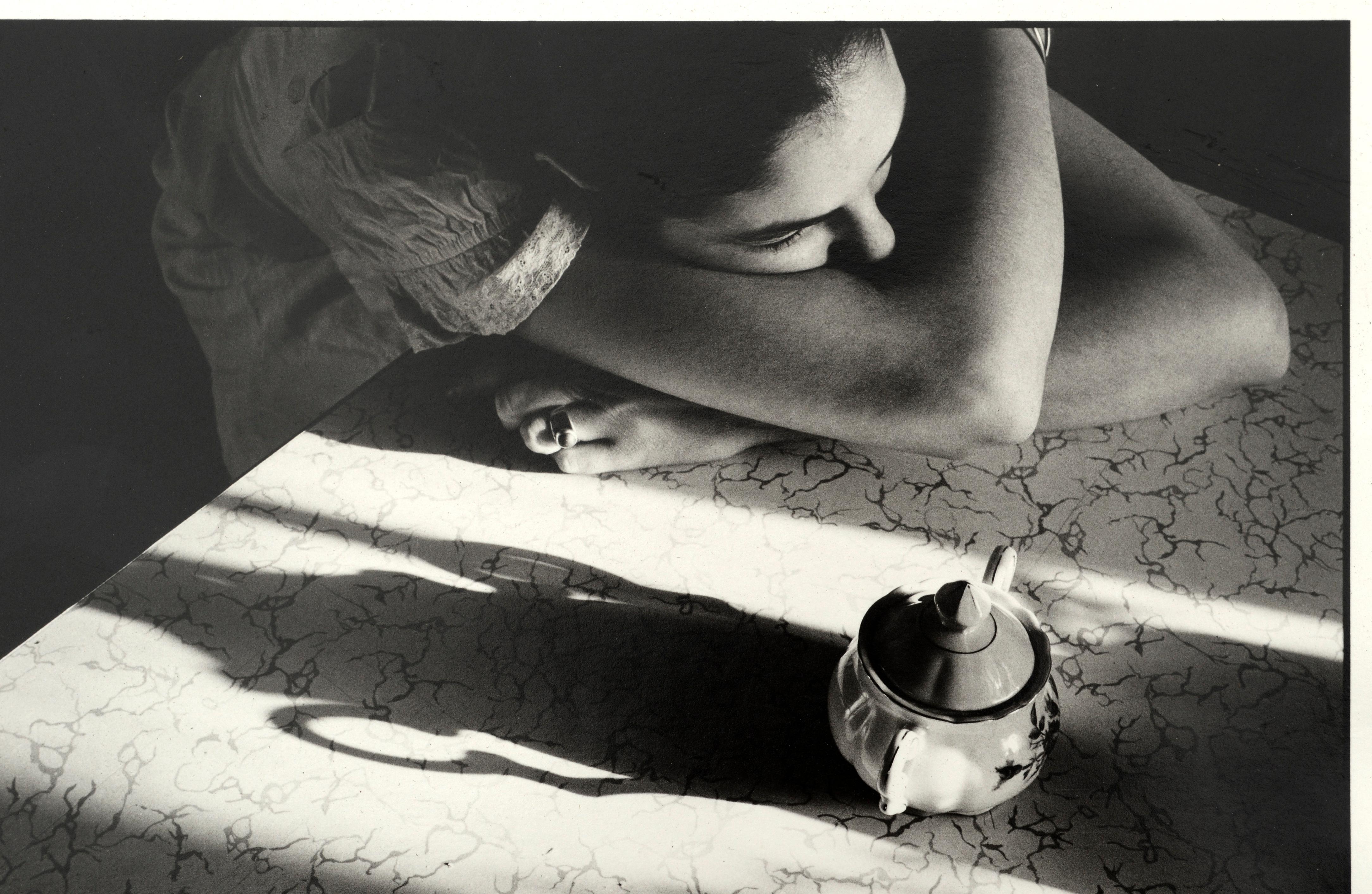 Porträt einer Frau mit Teekanne, Pittsburgh, Schwarz-Weiß-Fotografie, 1970er Jahre (Grau), Figurative Photograph, von Unknown