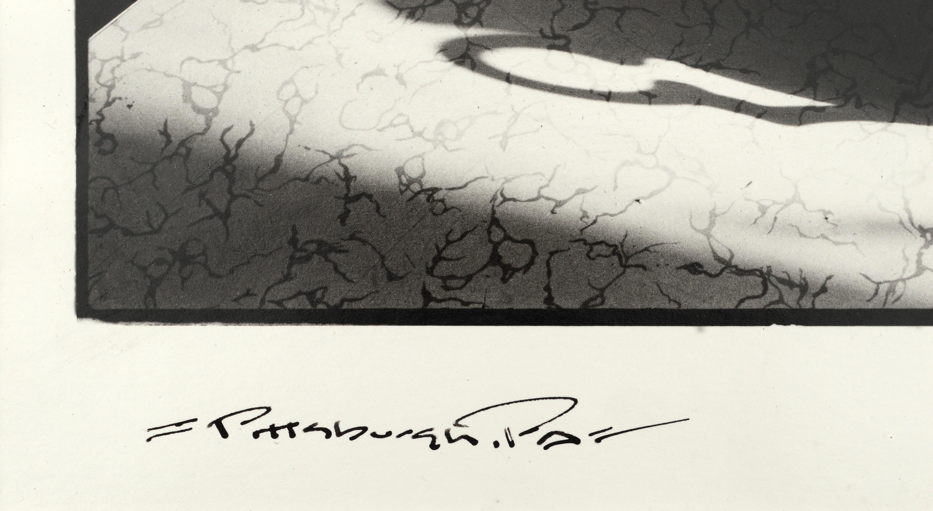 Beeindruckende Schwarz-Weiß-Fotografie eines unbekannten Künstlers (Amerikaner, 20. Jahrhundert) aus den 1970er Jahren, die eine nachdenkliche Frau zeigt, die sich mit verschränkten Armen auf einen Tisch stützt, neben einer kleinen Teekanne, die