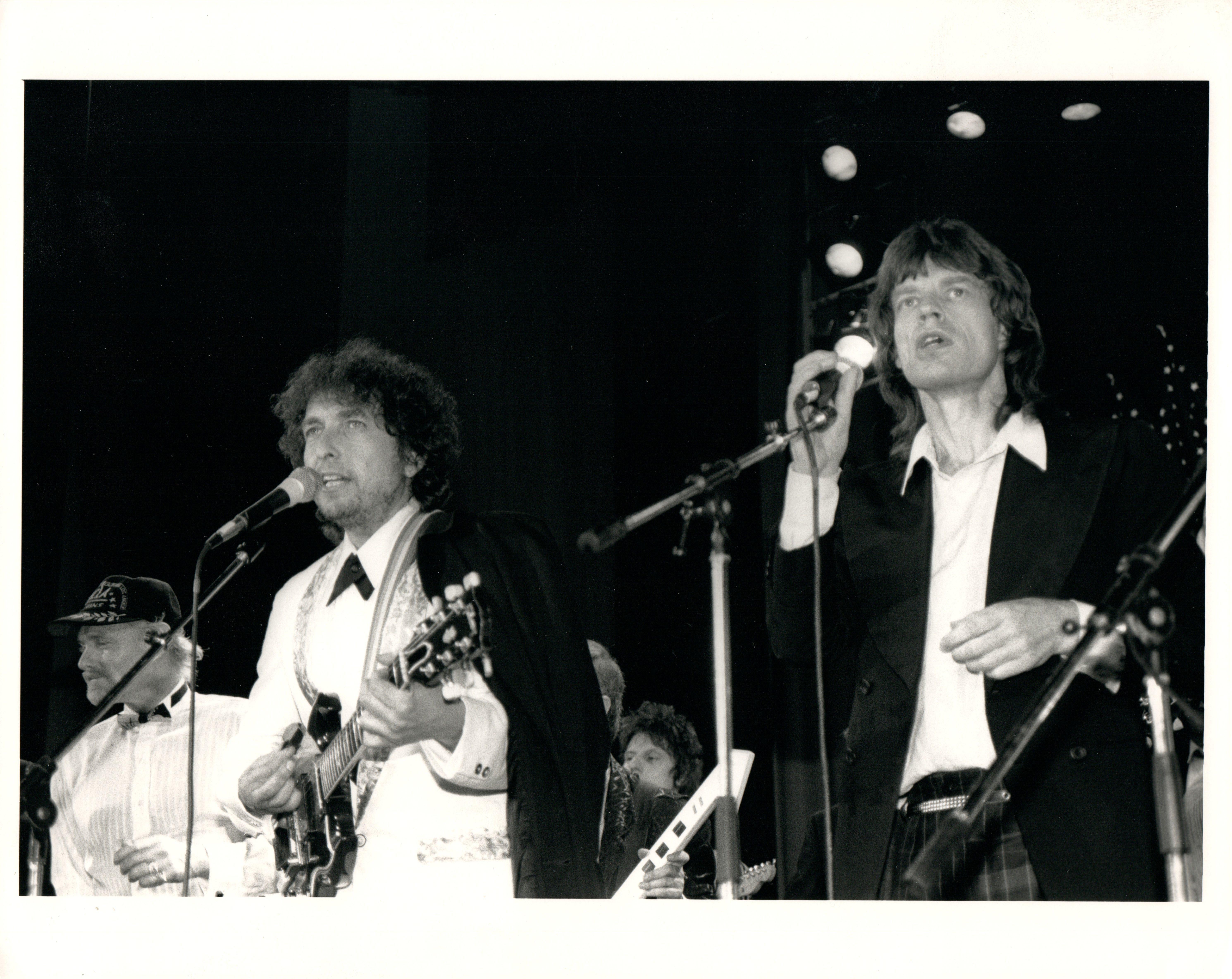 Unknown Portrait Photograph – Bob Dylan und Mick Jagger in der Hall of Fame, Originalfotografie