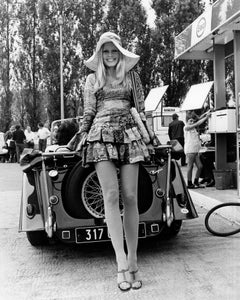 Brigitte Bardot - Icona della moda con un'auto d'epoca