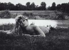Brigitte Bardot in Gras liegend