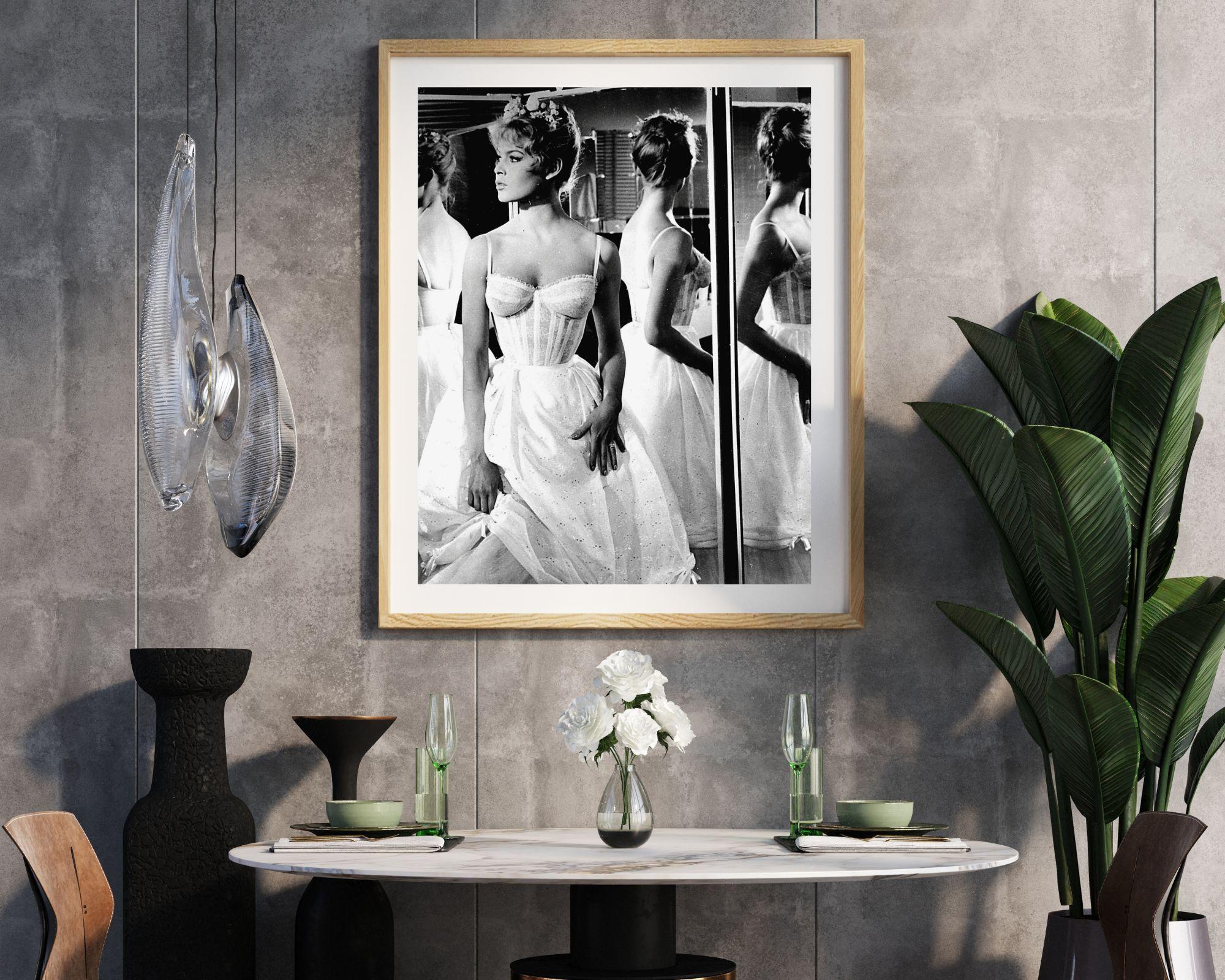 Brigitte Bardot: Viele Reflexionen – Photograph von Unknown