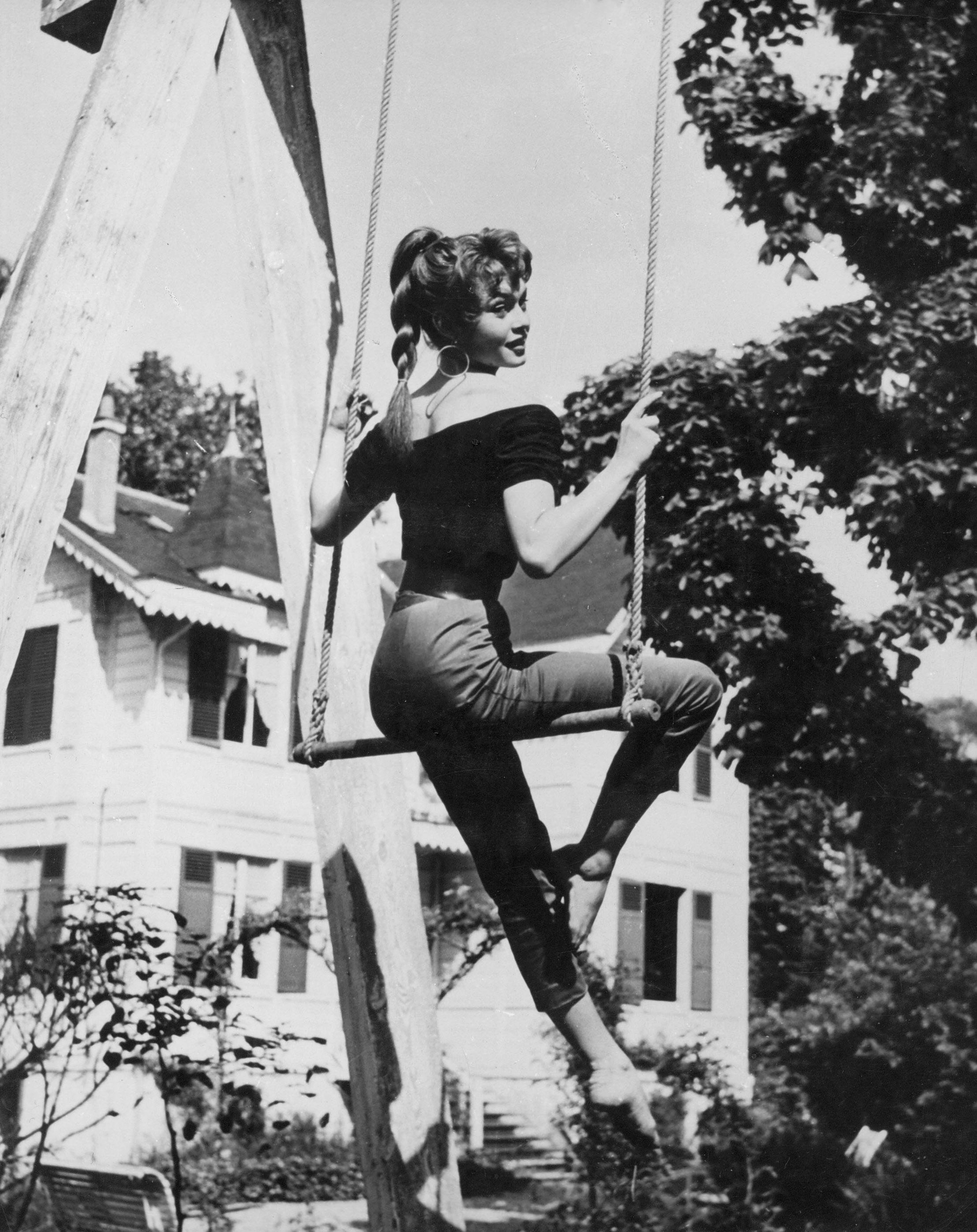 Portrait Photograph di Unknown - Brigitte Bardot sull'altalena