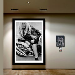 Brigitte Bardot en moto - Fotografía y negativo antiguo de gran formato