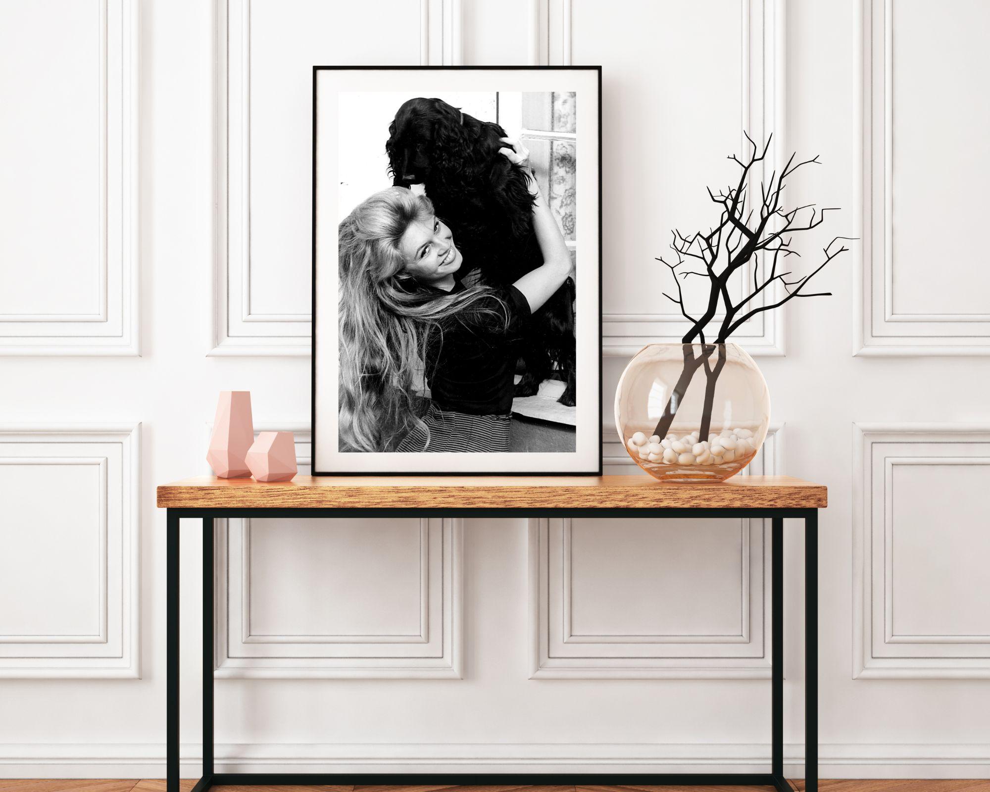Brigitte Bardot che accarezza un cane - Photograph di Unknown
