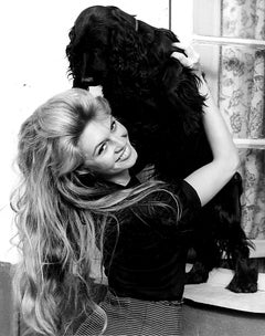 Brigitte Bardot acariciando a un perro