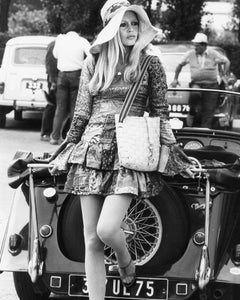 Brigitte Bardot avec voiture vintage