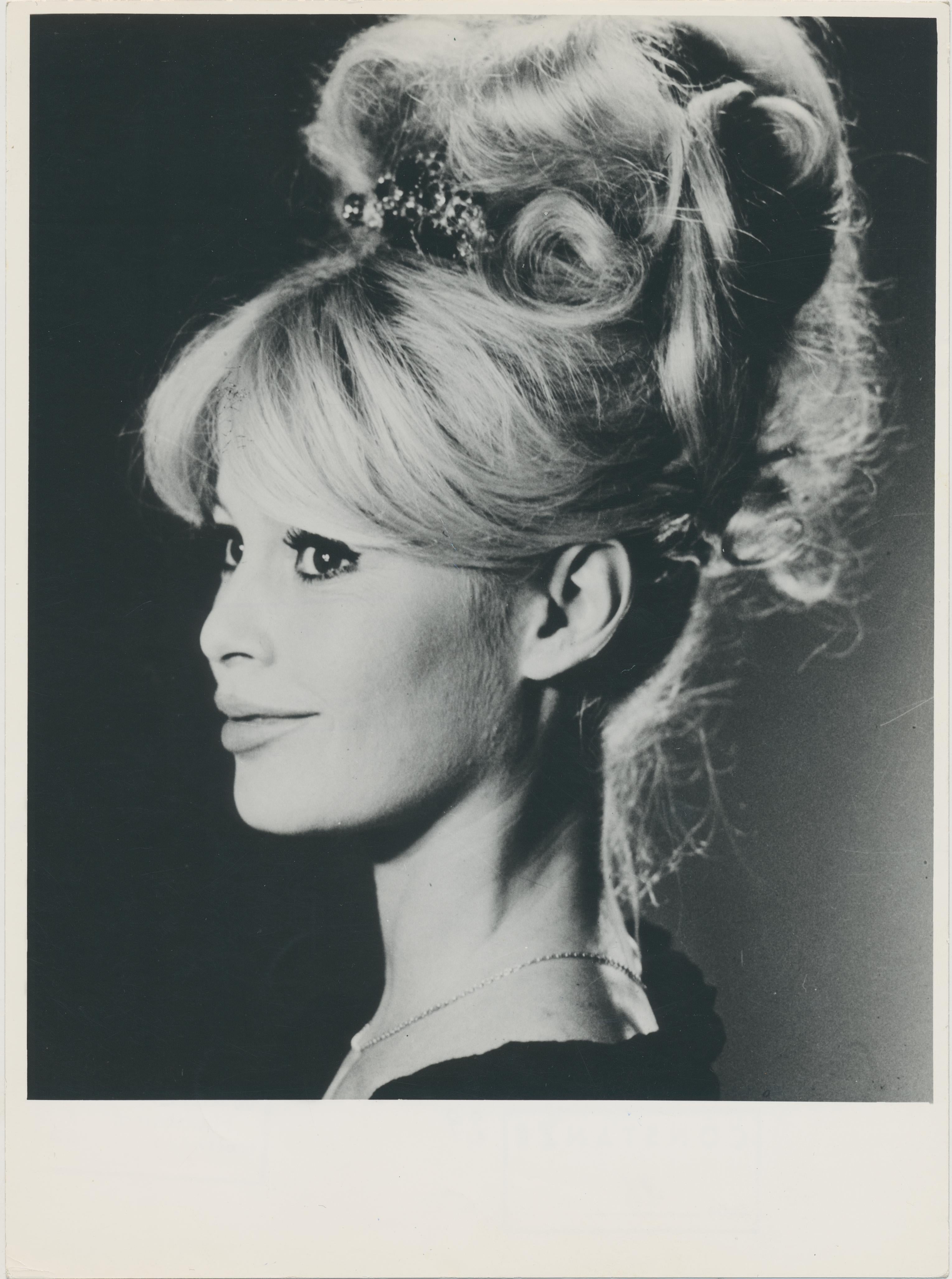 Unknown Portrait Photograph – Brigitte Bardot im Profil, schwarz-weiß