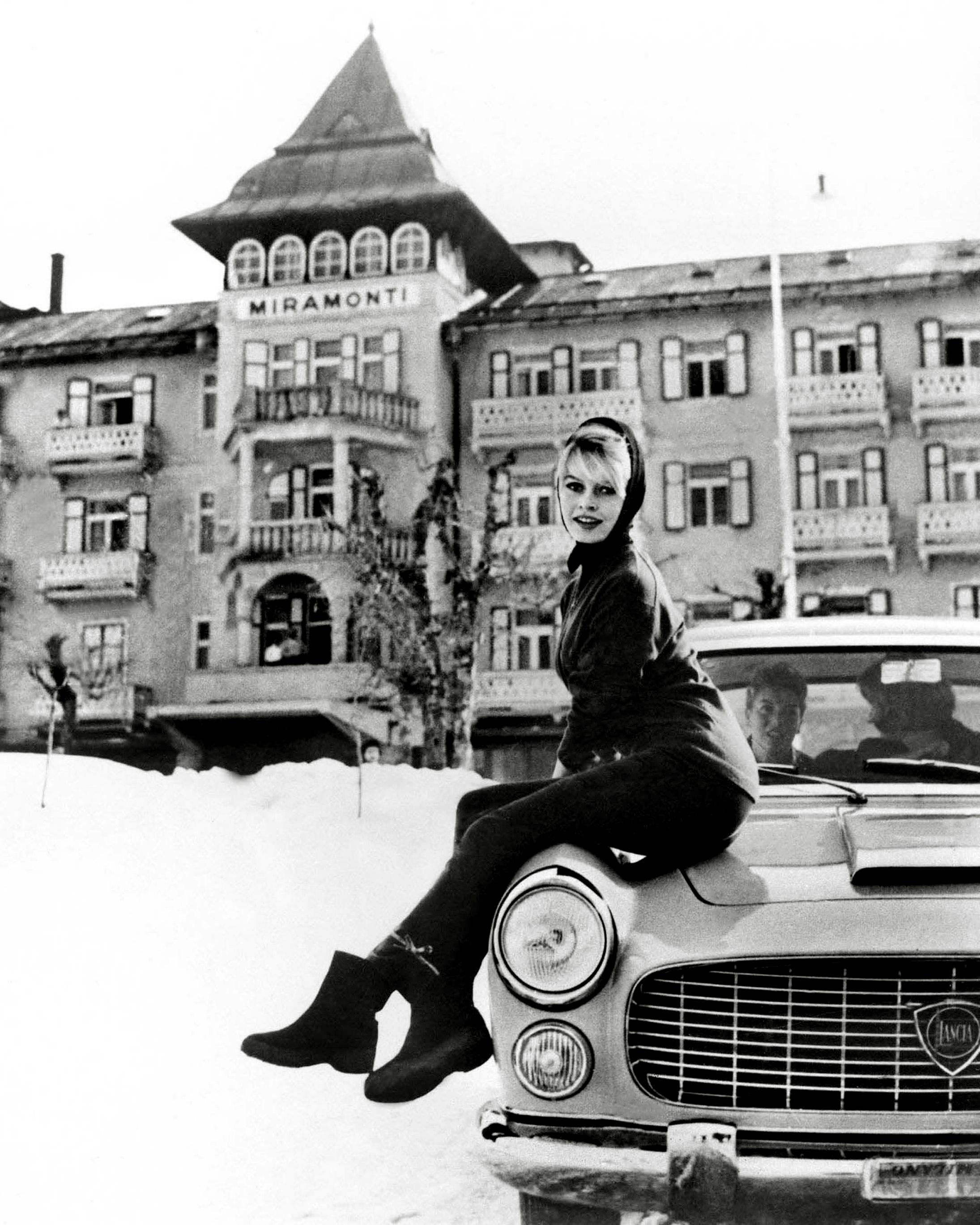 Black and White Photograph di Unknown - Brigitte Bardot seduta su un'automobile