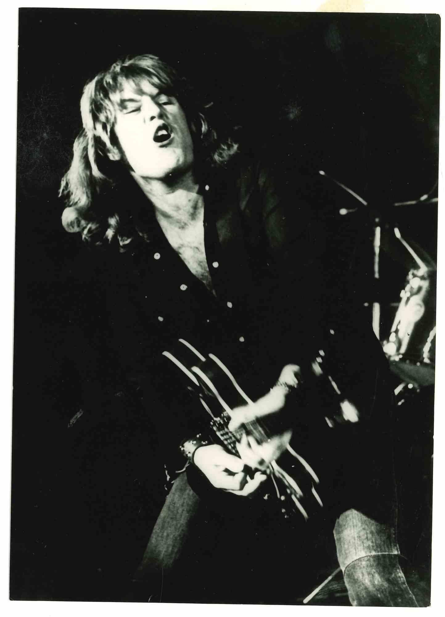 Unknown Figurative Photograph – Britischer Gitarrenspieler Alvin Lee – 1970er Jahre