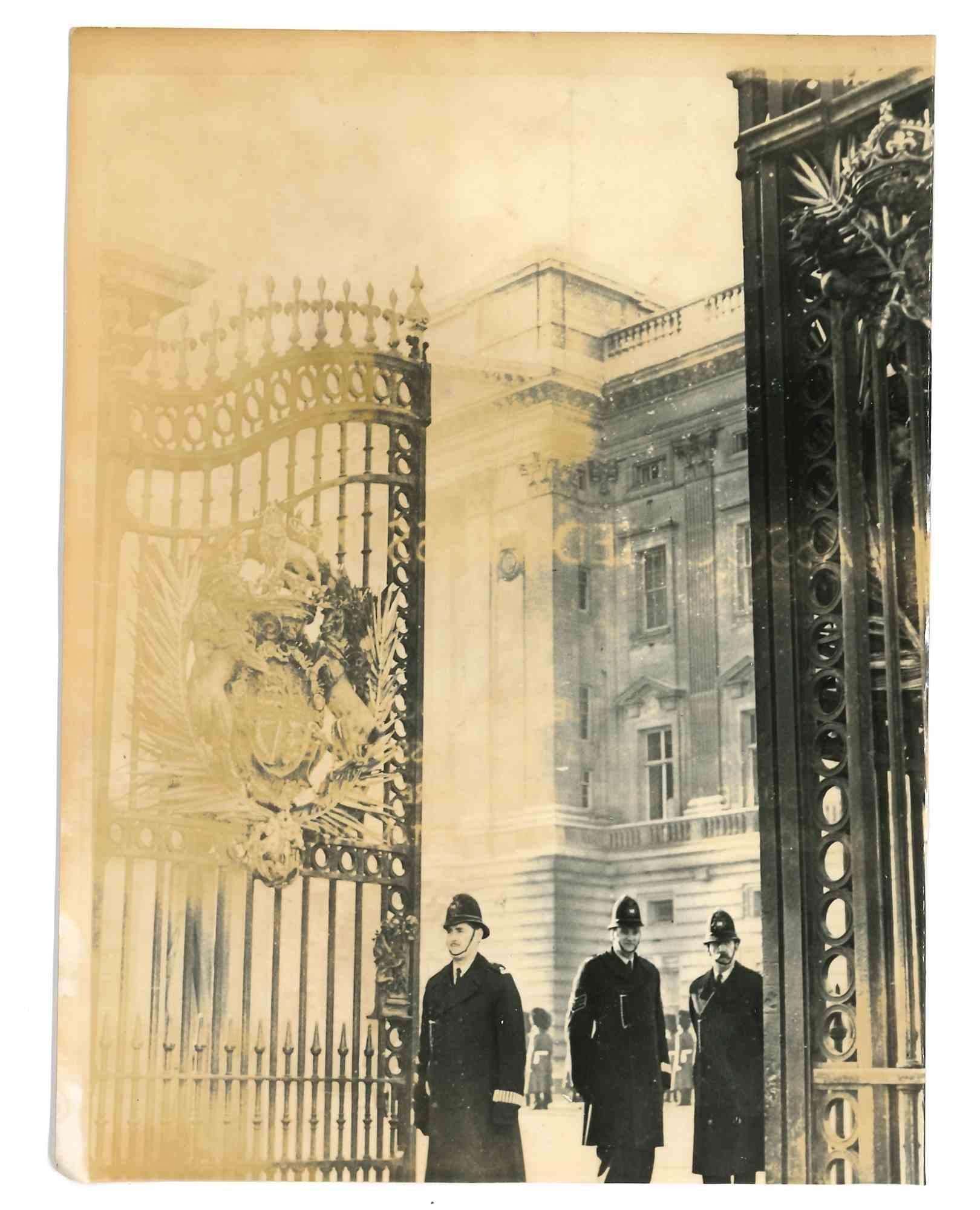 Figurative Photograph Unknown - Palais de Buckingham - années 1960