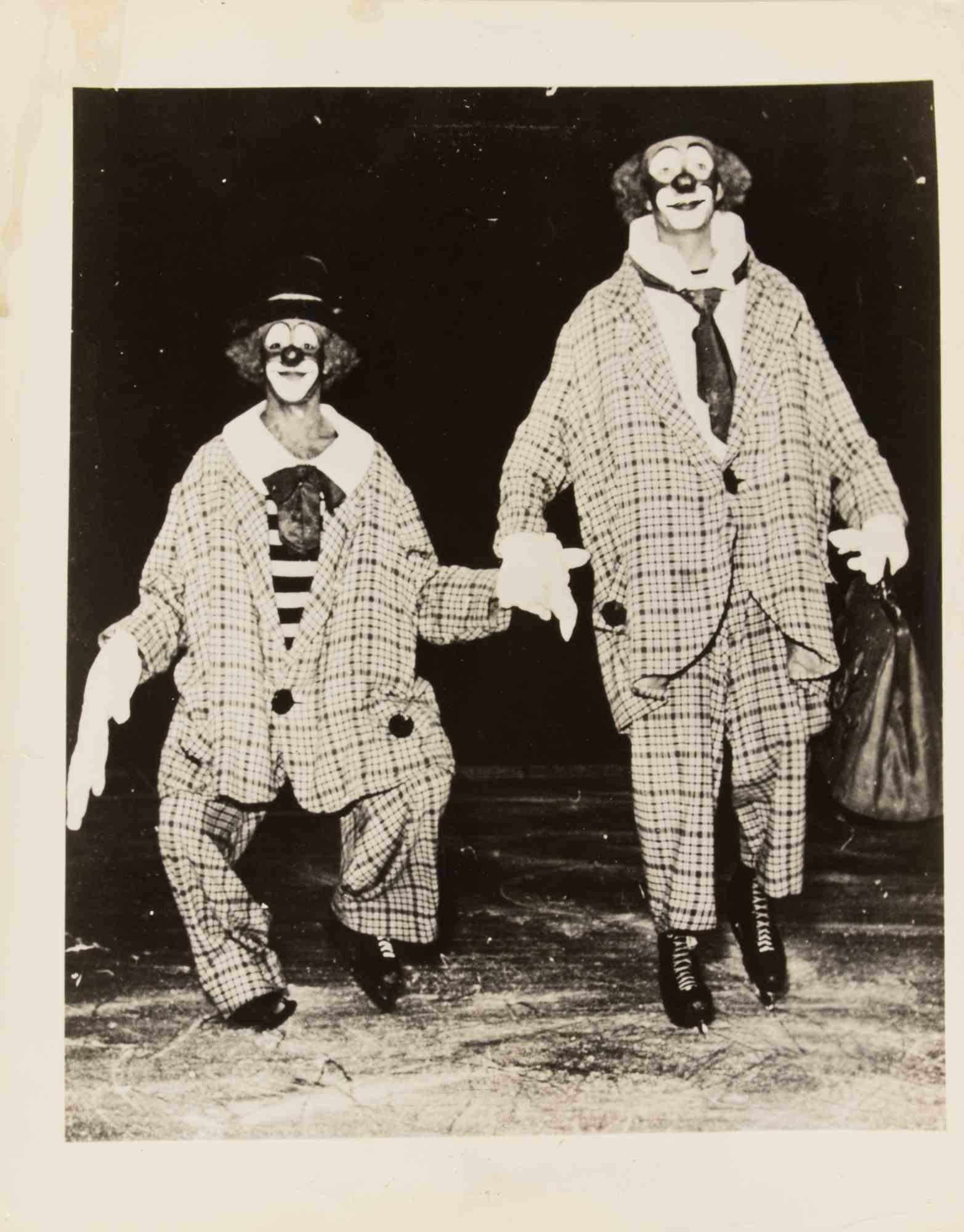 Unknown Figurative Photograph – Buddy und Baddy – Vintage-Fotografie – 1951