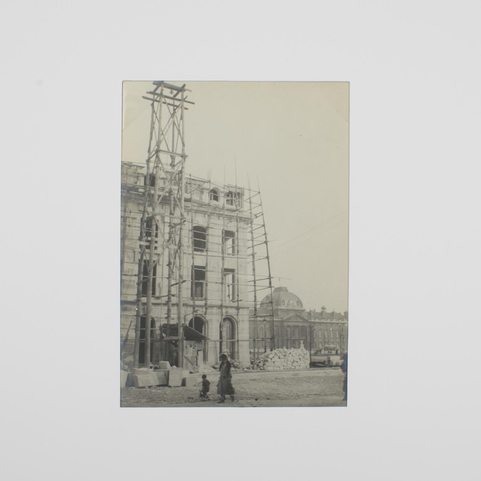 Site de construction à Paris, 1927 - Photographie en gélatine argentique B et W - Argent Landscape Photograph par Unknown