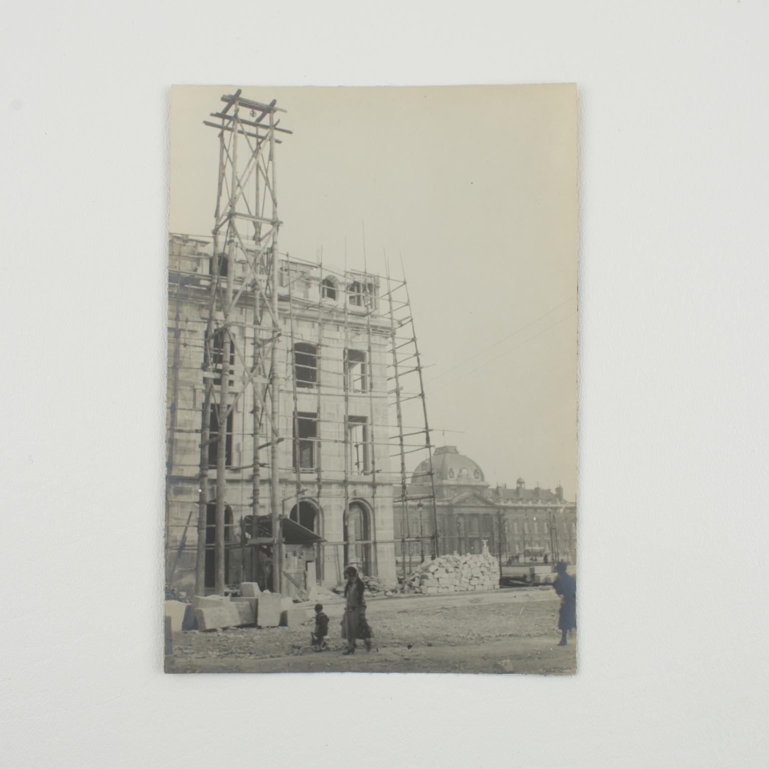Une photographie originale en noir et blanc à la gélatine argentique. Chantier de construction d'un immeuble à Paris, France, mars 1927. 
Un immeuble haussmannien à Paris en pleine rénovation avec des échafaudages en bois tout