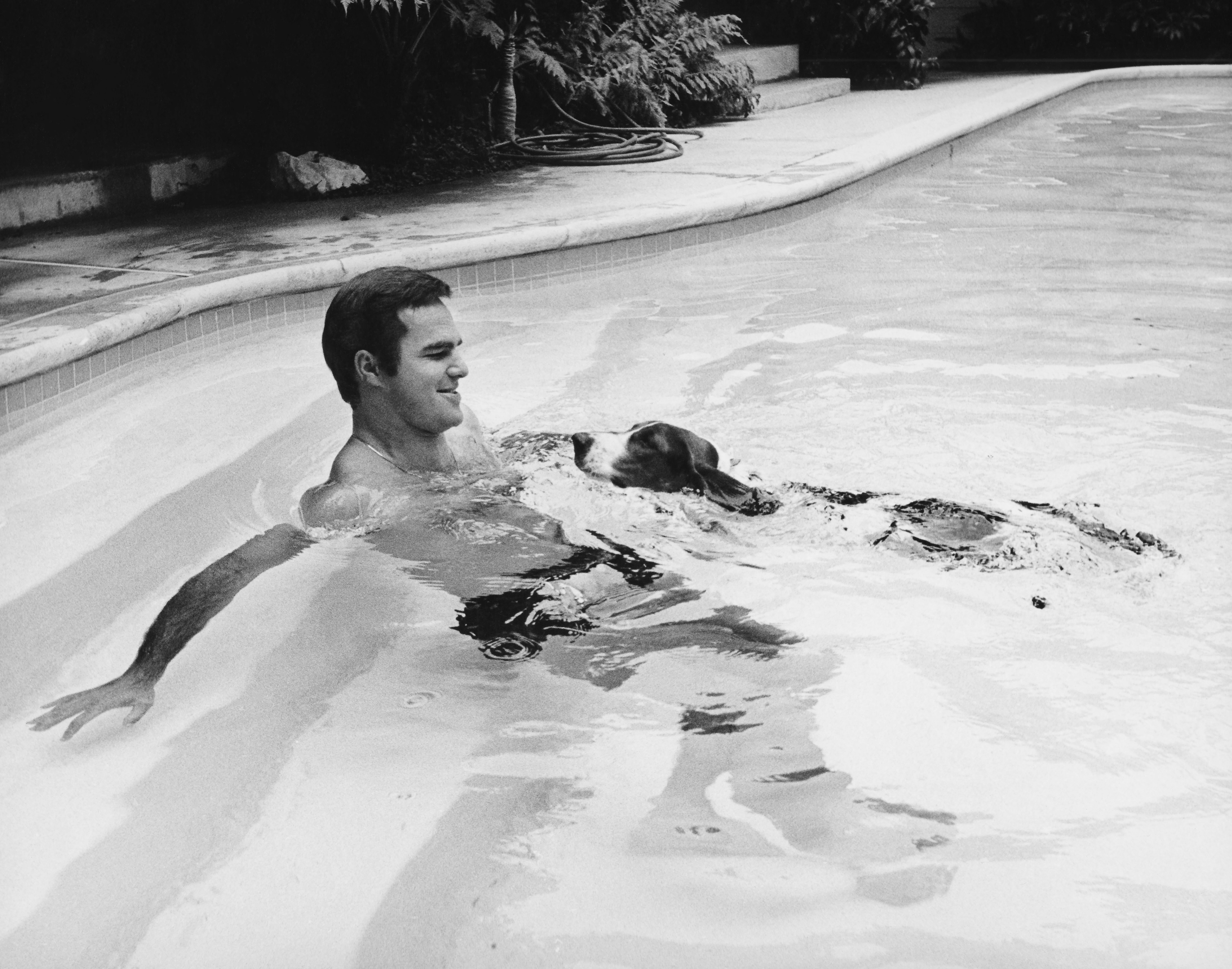 Unknown Black and White Photograph – Burt Reynolds schwimmt mit seinem Basset-Hunde
